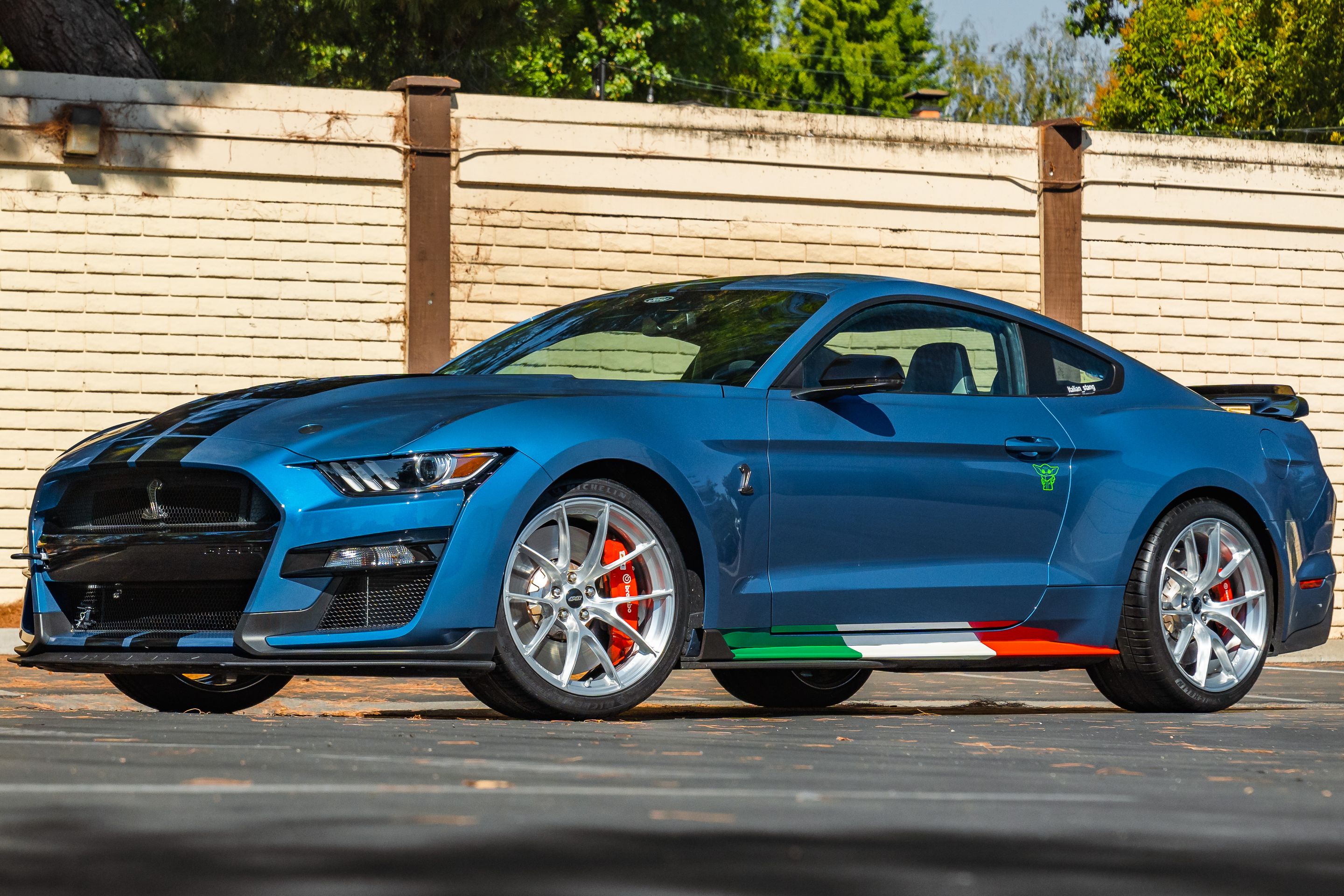 Blue Ford S550 Mustang GT500 with 20" VS-5RS Apex wheels in Brushed Clear