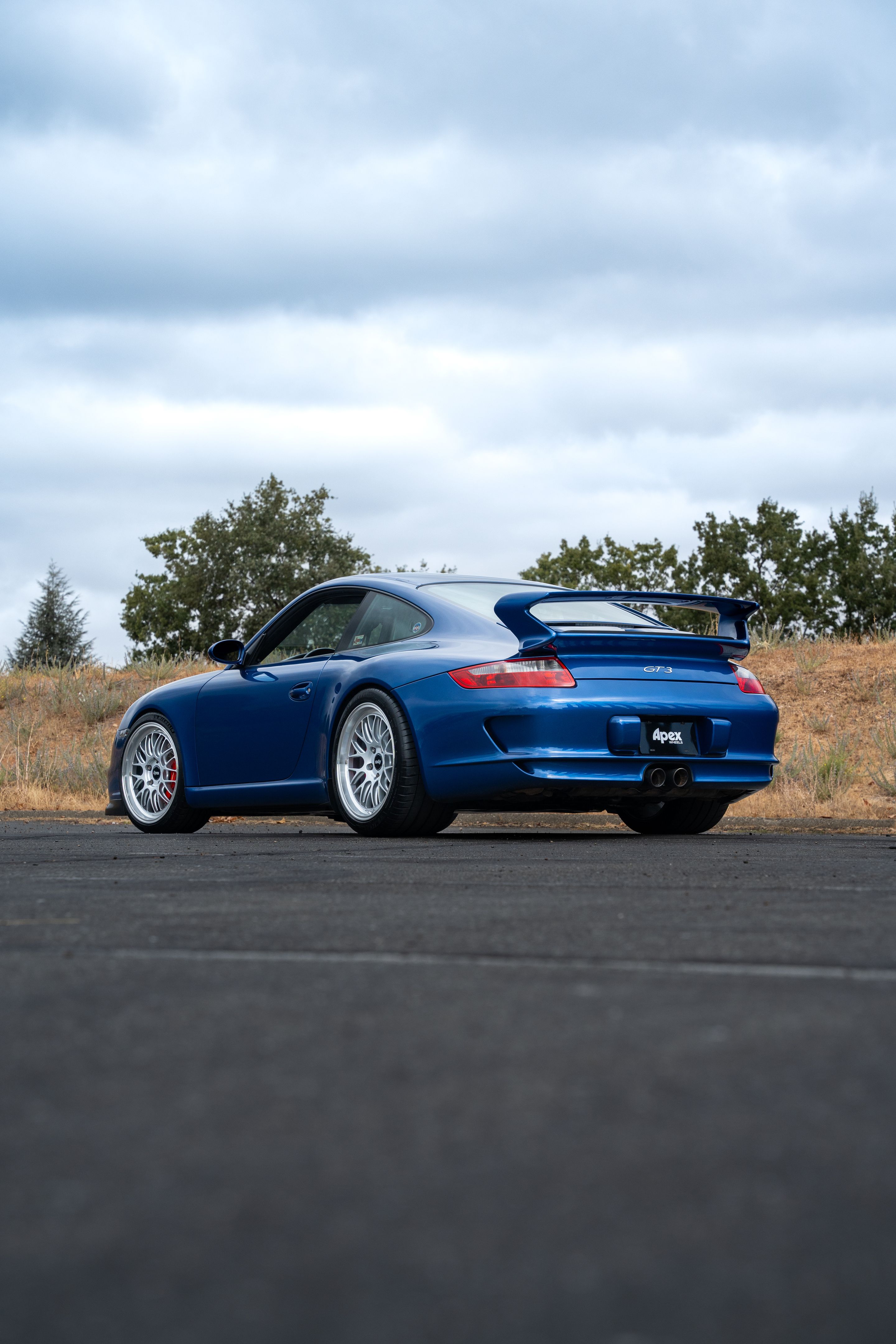Blue Porsche 911 997 GT3 with 19" ML-10RT Apex wheels in Machined Lip Race Silver