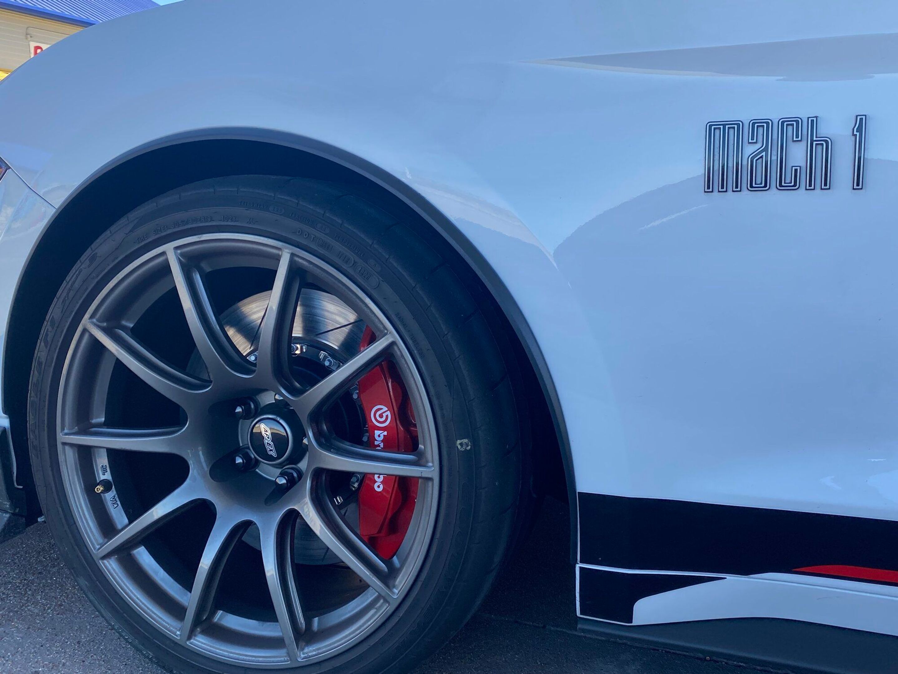 White Ford S550 Mustang Mach 1 with 19" SM-10 Apex wheels in Anthracite