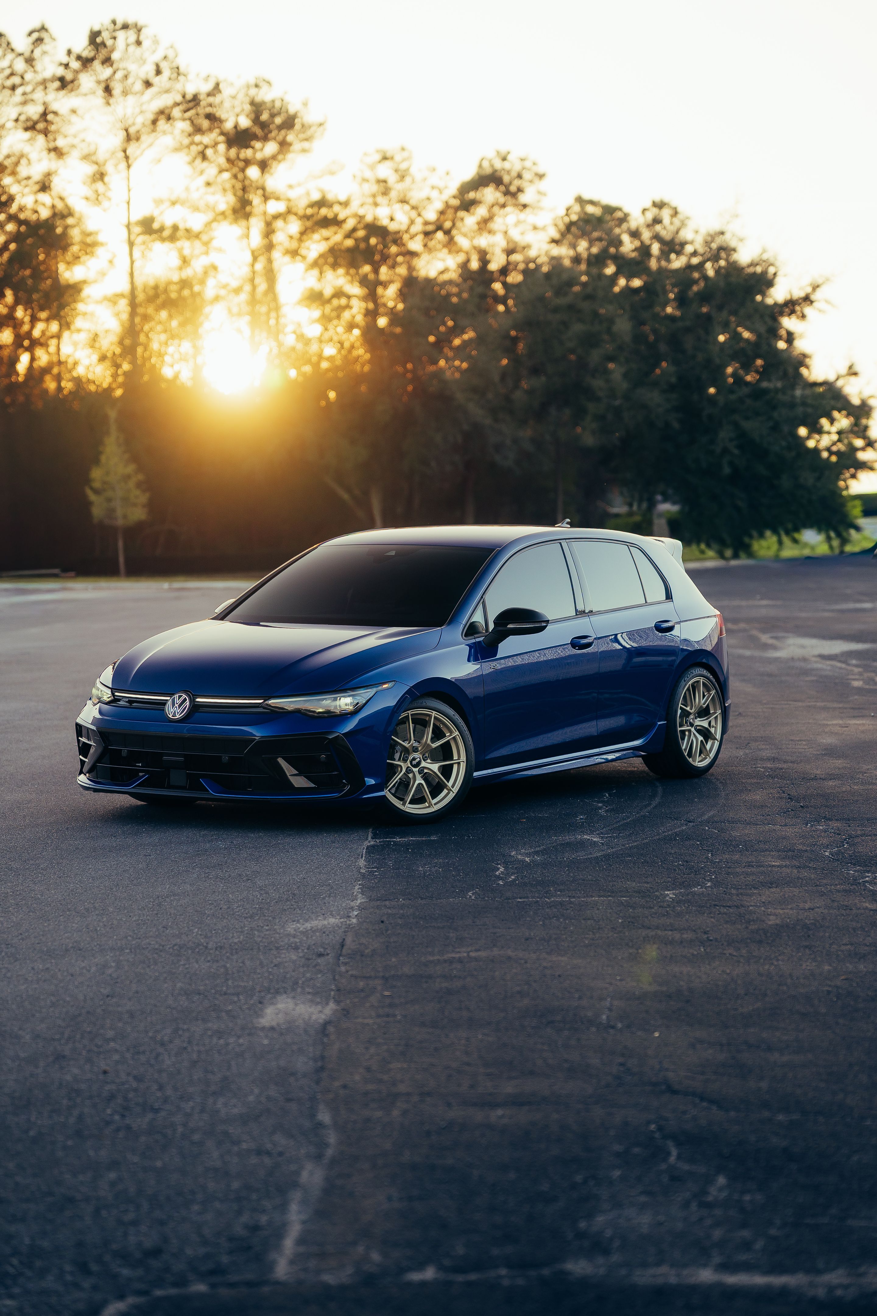 Blue VW MK8 Golf R with 18" VS-5RS Apex wheels in Motorsport Gold