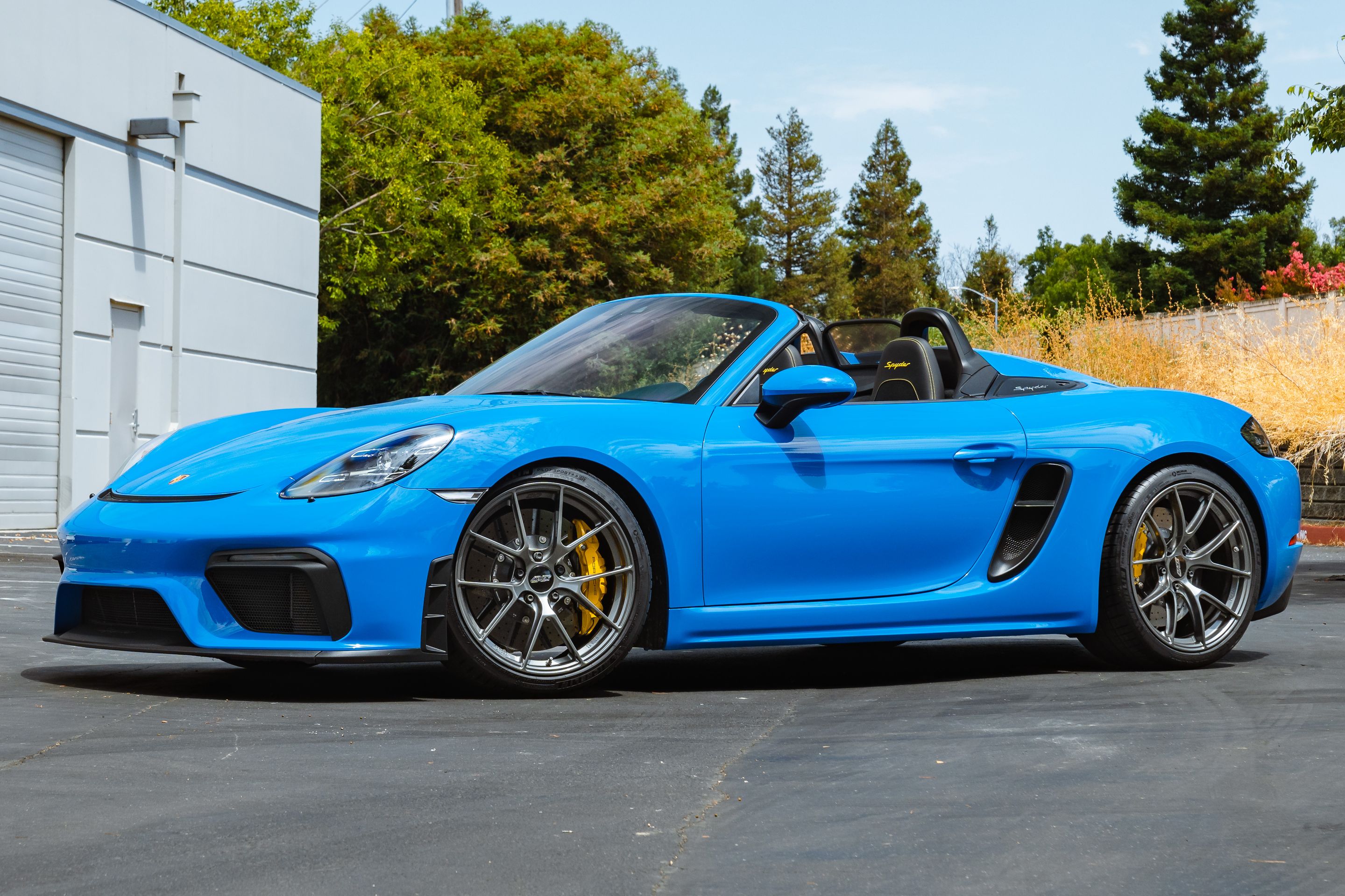 Blue Porsche 718 Spyder with 20" VS-5RS Apex wheels in Anthracite