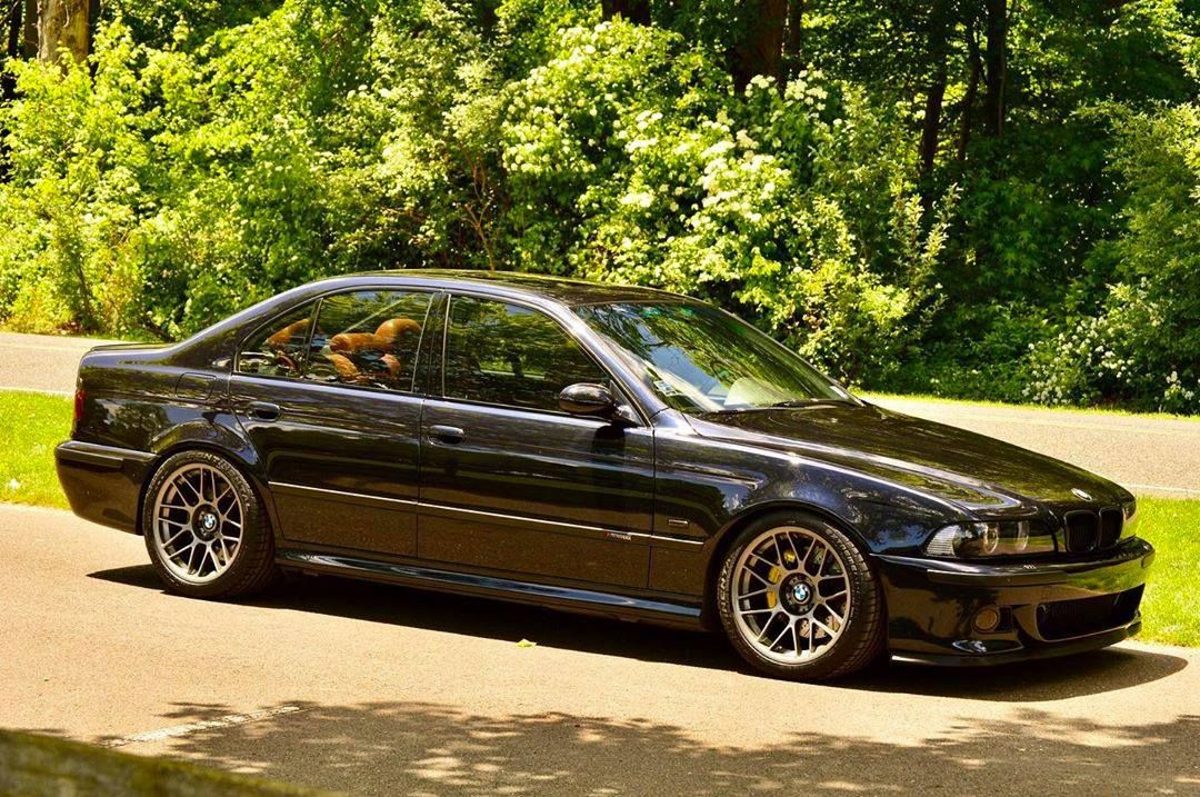 Black BMW E39 M5 with 18" ARC-8 Apex wheels in Anthracite