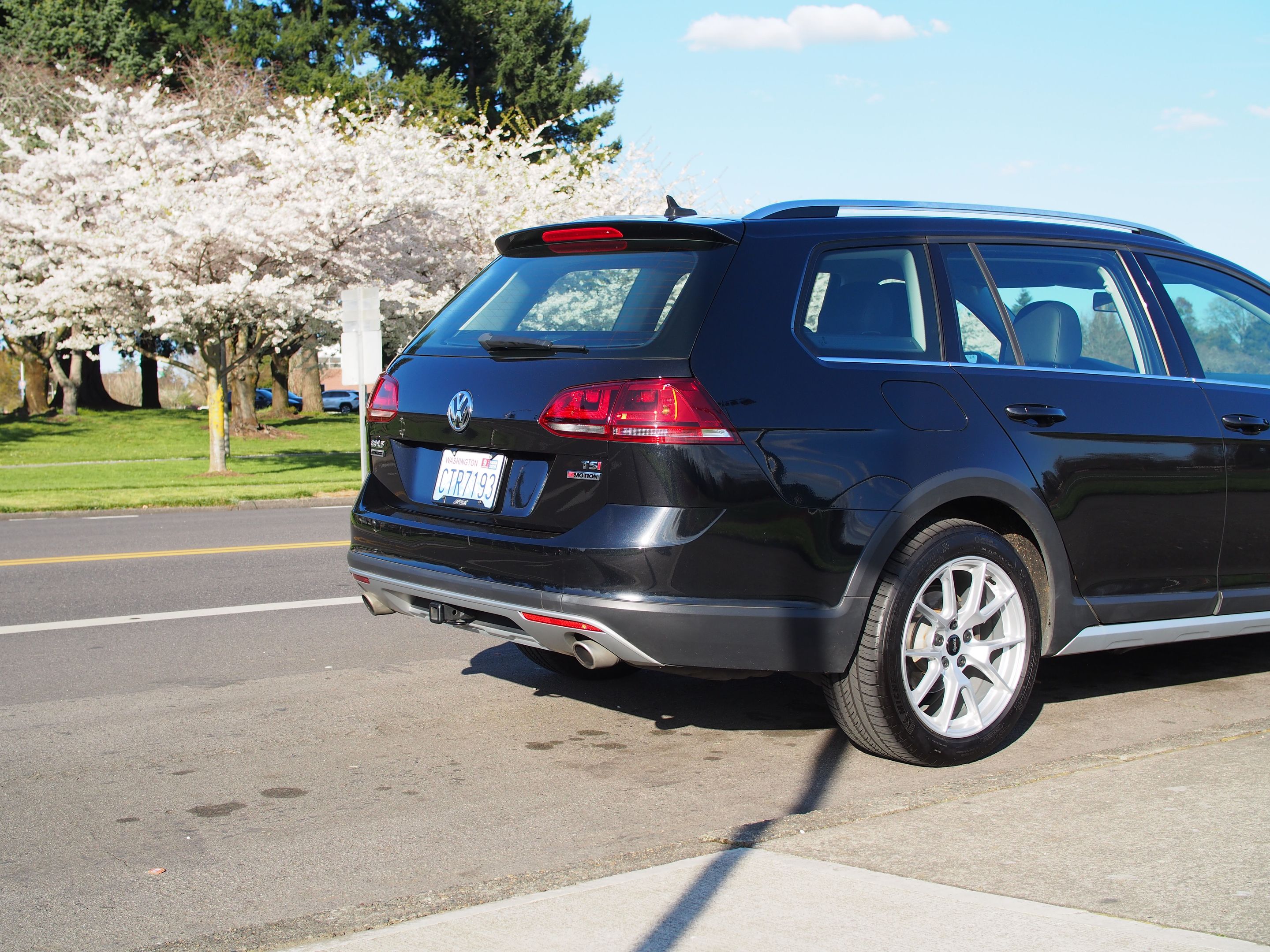 Black VW MK7 Alltrack/SportWagen Alltrack with 17" VS-5 Apex wheels in Race Silver