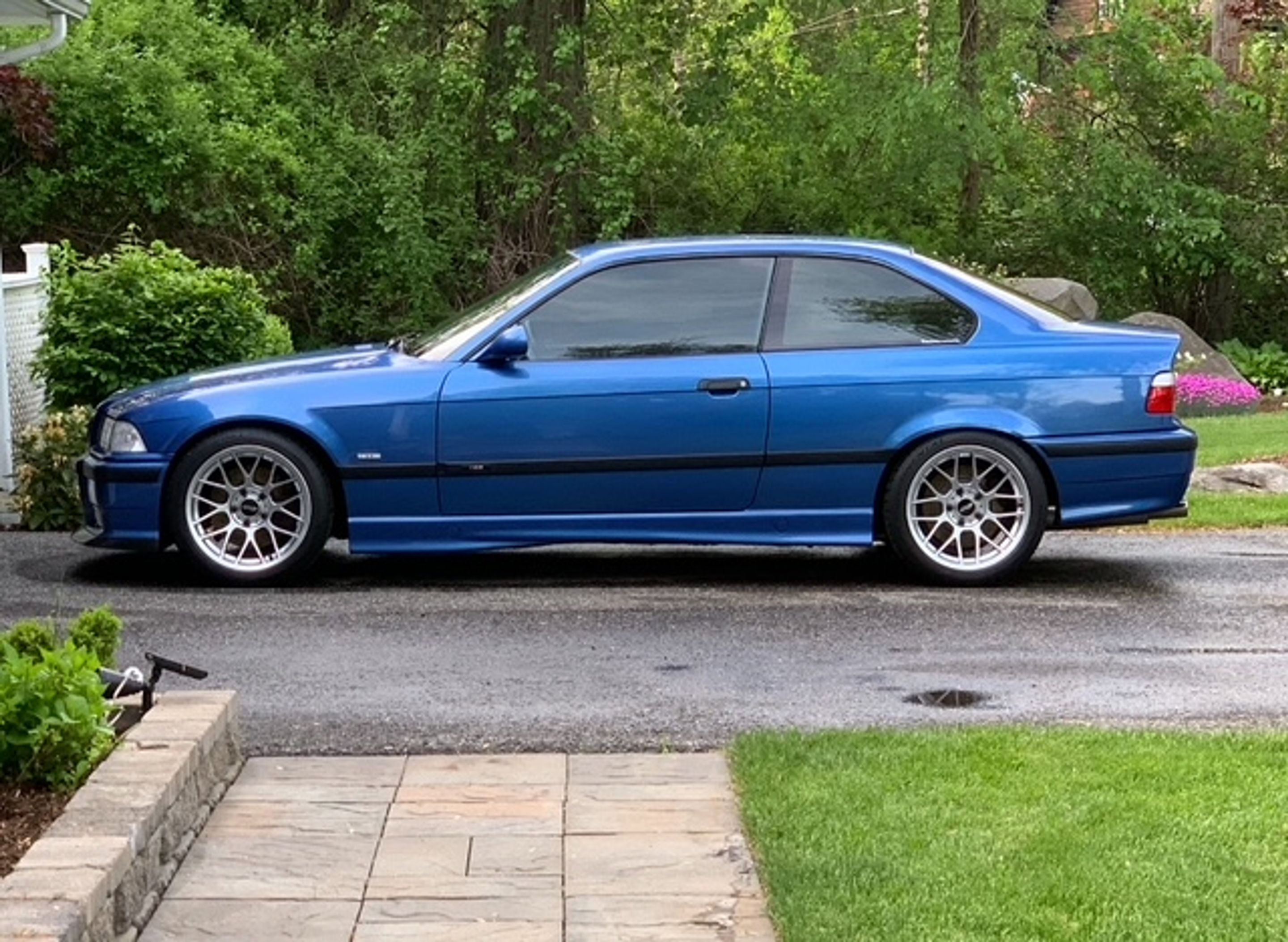 Blue BMW E36 M3 with 17" ARC-8 Apex wheels in Hyper Silver