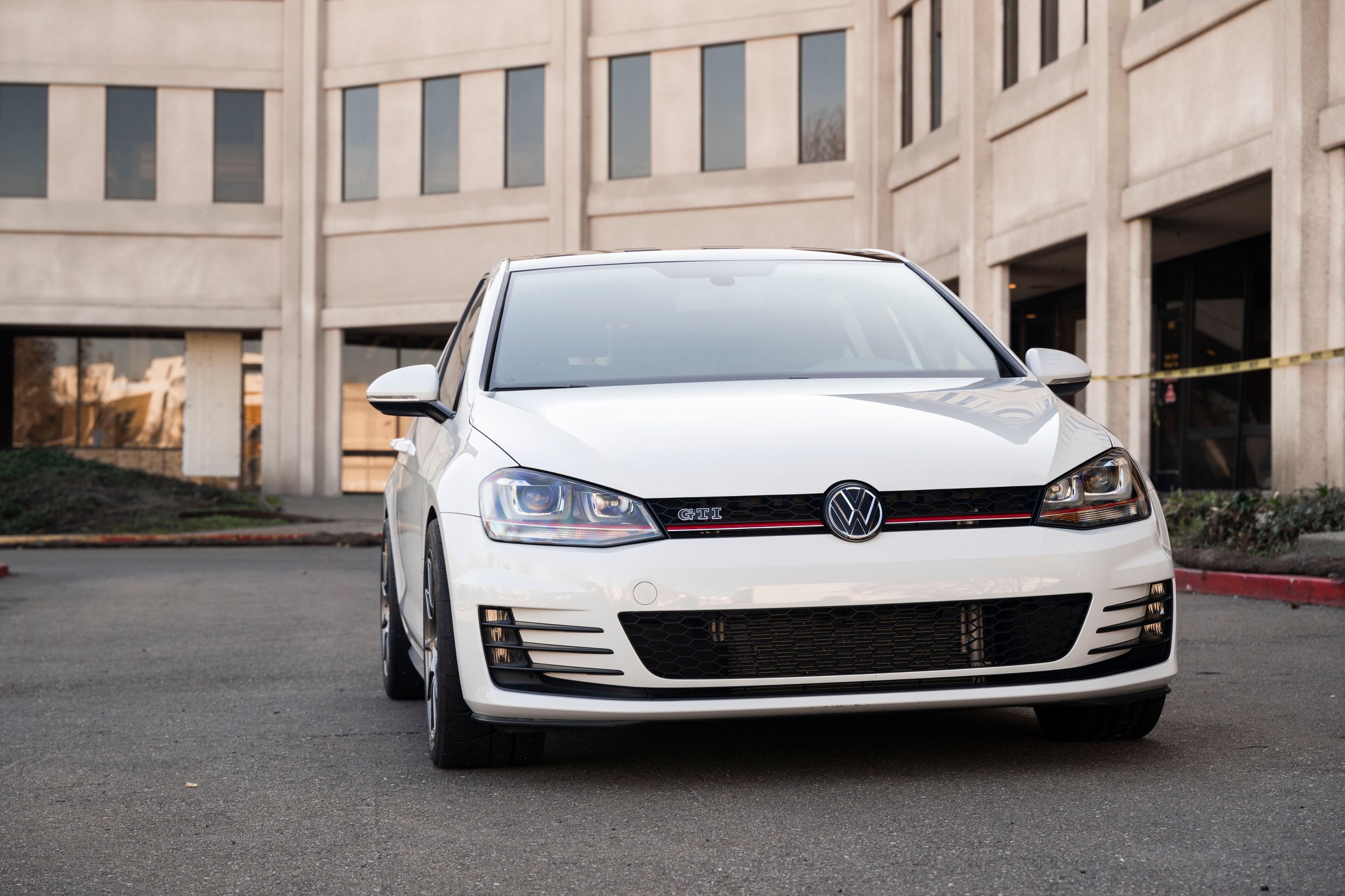 White VW MK7 GTI with 17" SM-10 Apex wheels in Anthracite