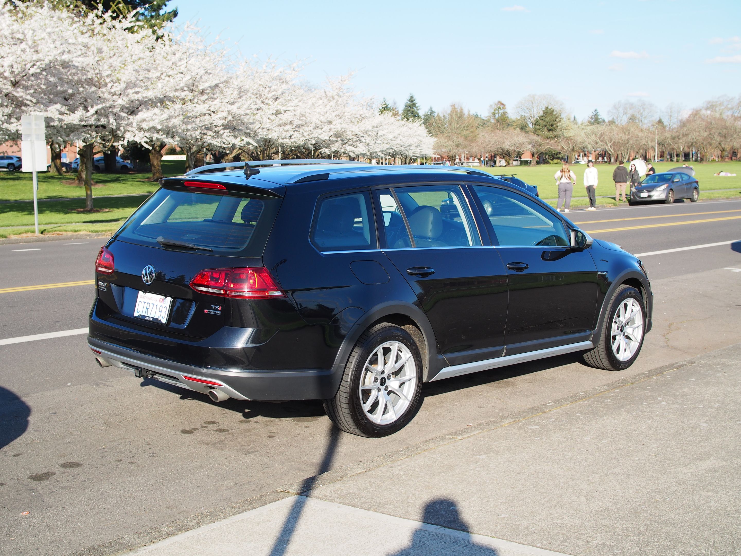 Black VW MK7 Alltrack/SportWagen Alltrack with 17" VS-5 Apex wheels in Race Silver