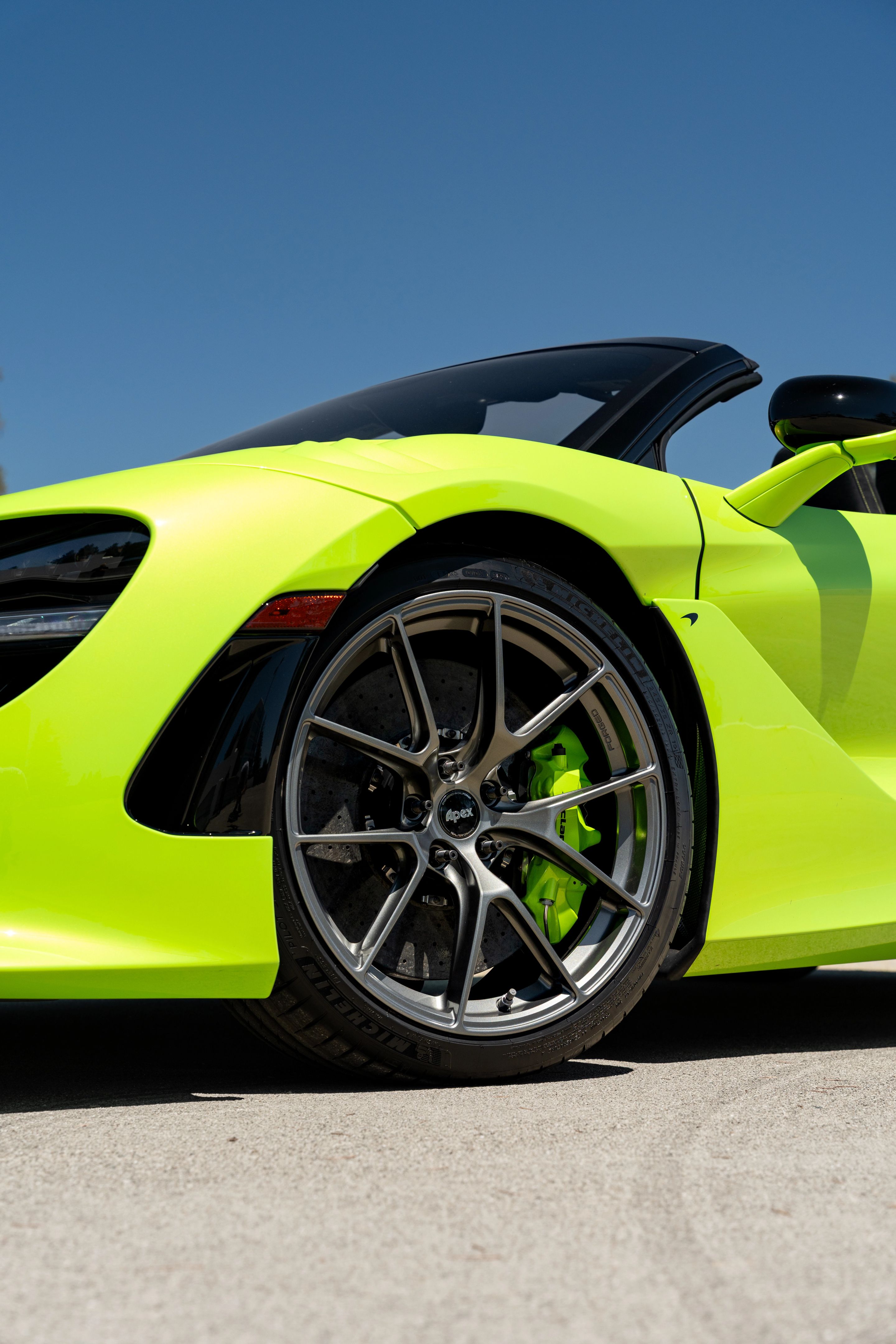 Green McLaren 750S with 19"/20" VS-5RS Apex wheels in Anthracite