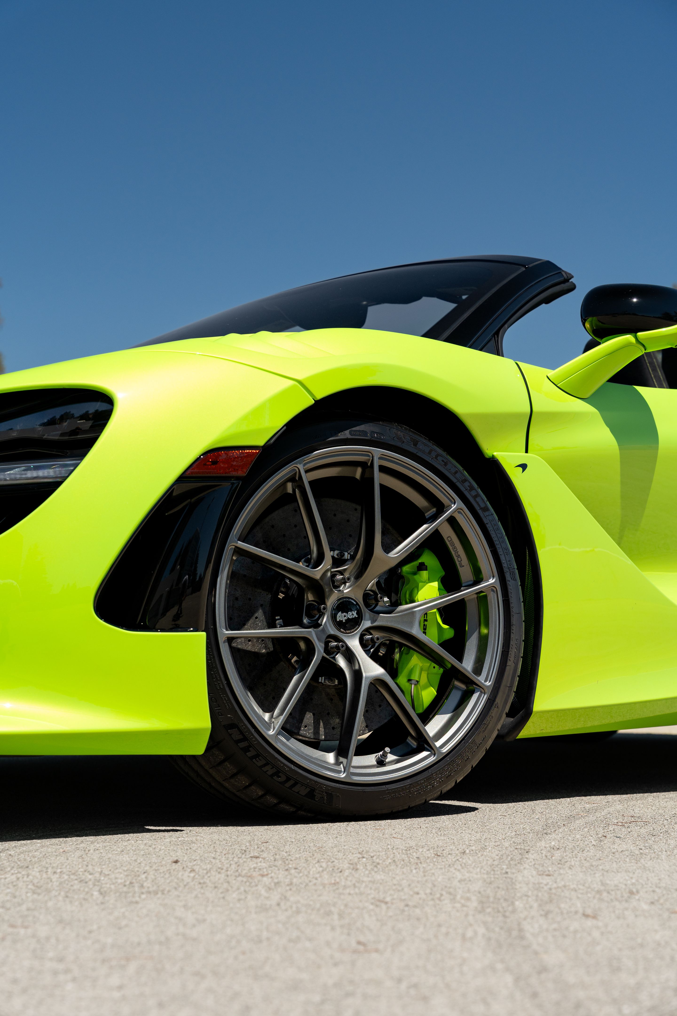 Green McLaren 750S with 19"/20" VS-5RS Apex wheels in Anthracite