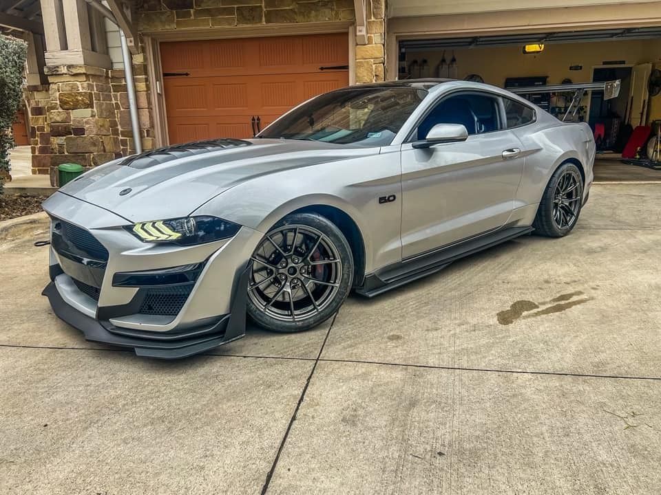 Silver Ford S550 Mustang GT with 18" VS-5RS Apex wheels in Anthracite