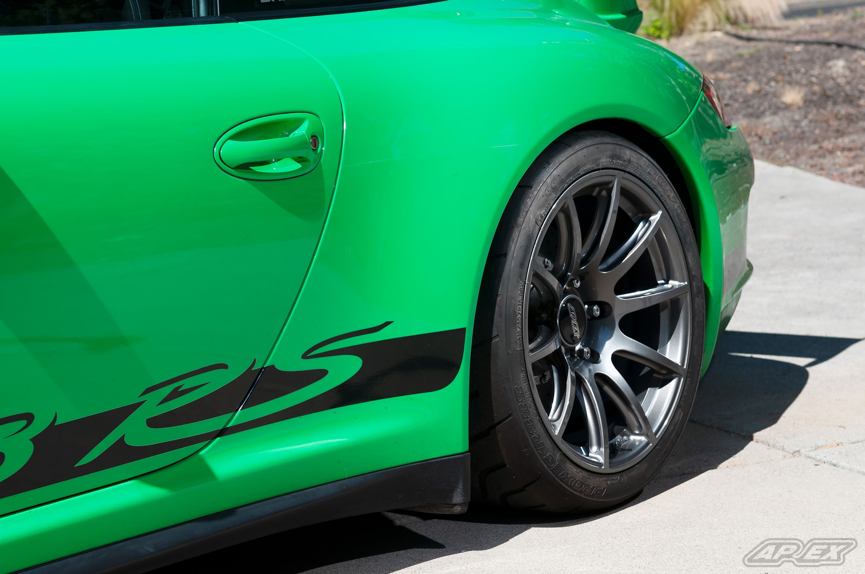 Green Porsche 911 997 GT3 RS with 18" SM-10 Apex wheels in Anthracite