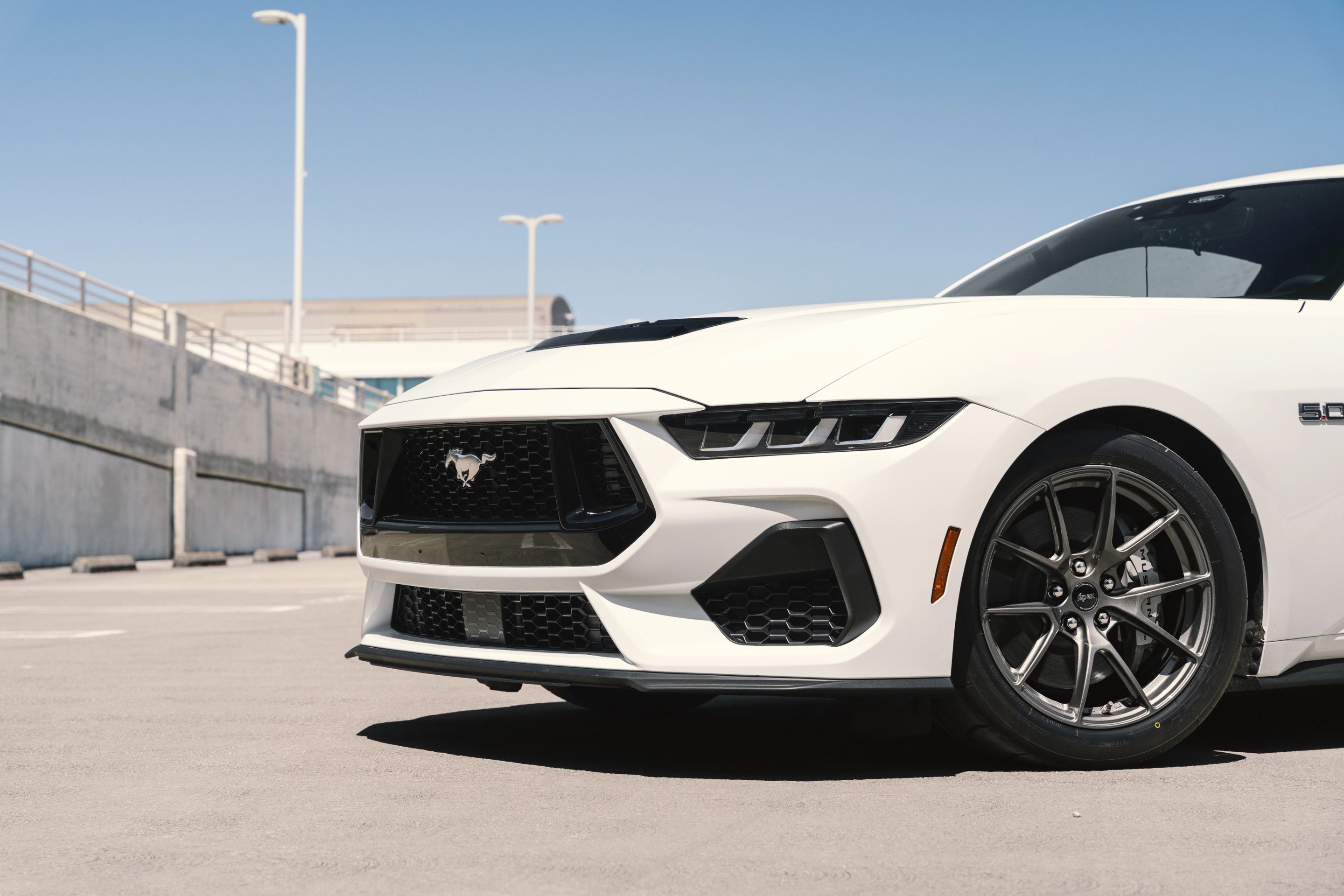 White Ford S650 Mustang GT with 18" VS-5 Apex wheels in Anthracite