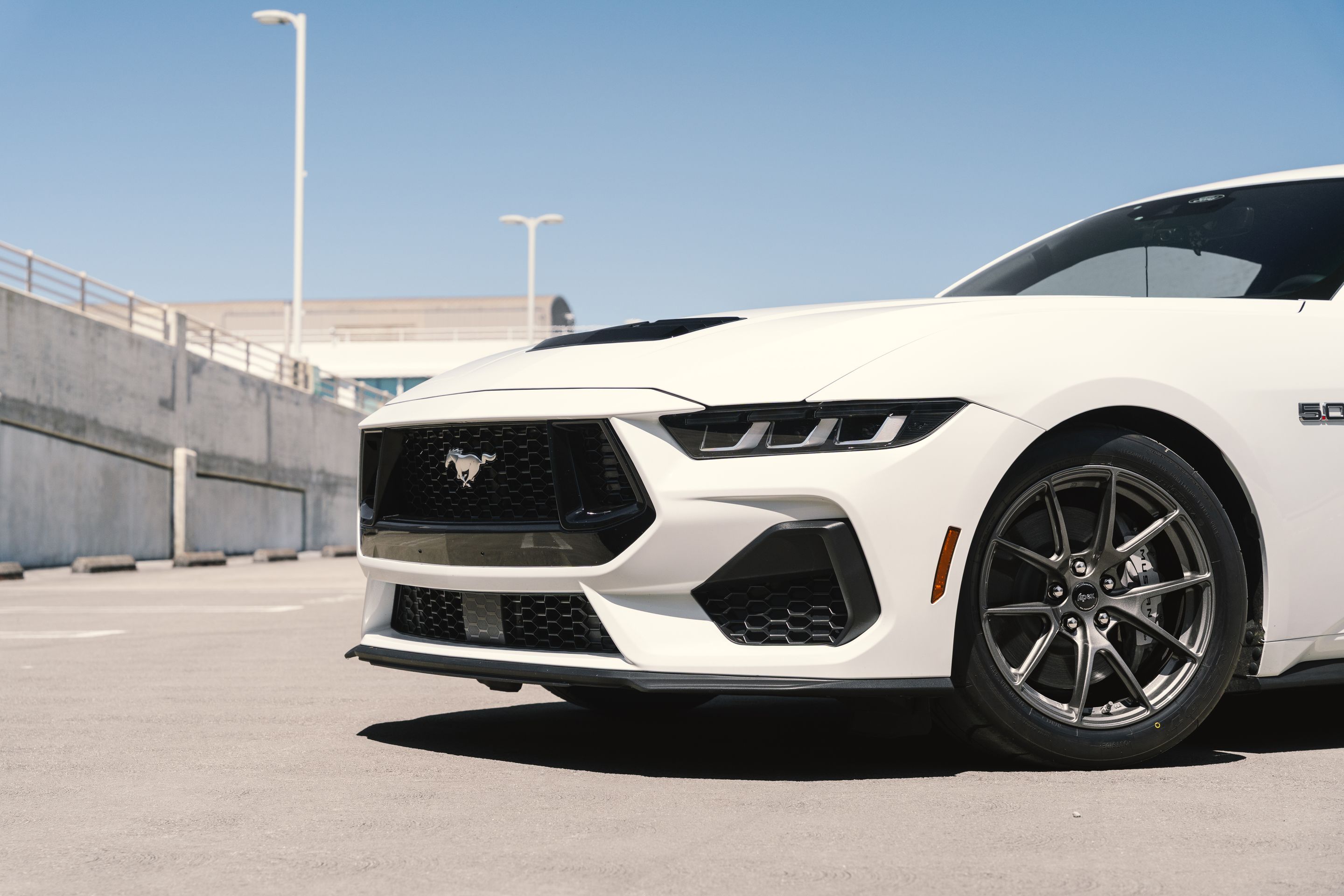 White Ford S650 Mustang GT with 18" VS-5 Apex wheels in Anthracite