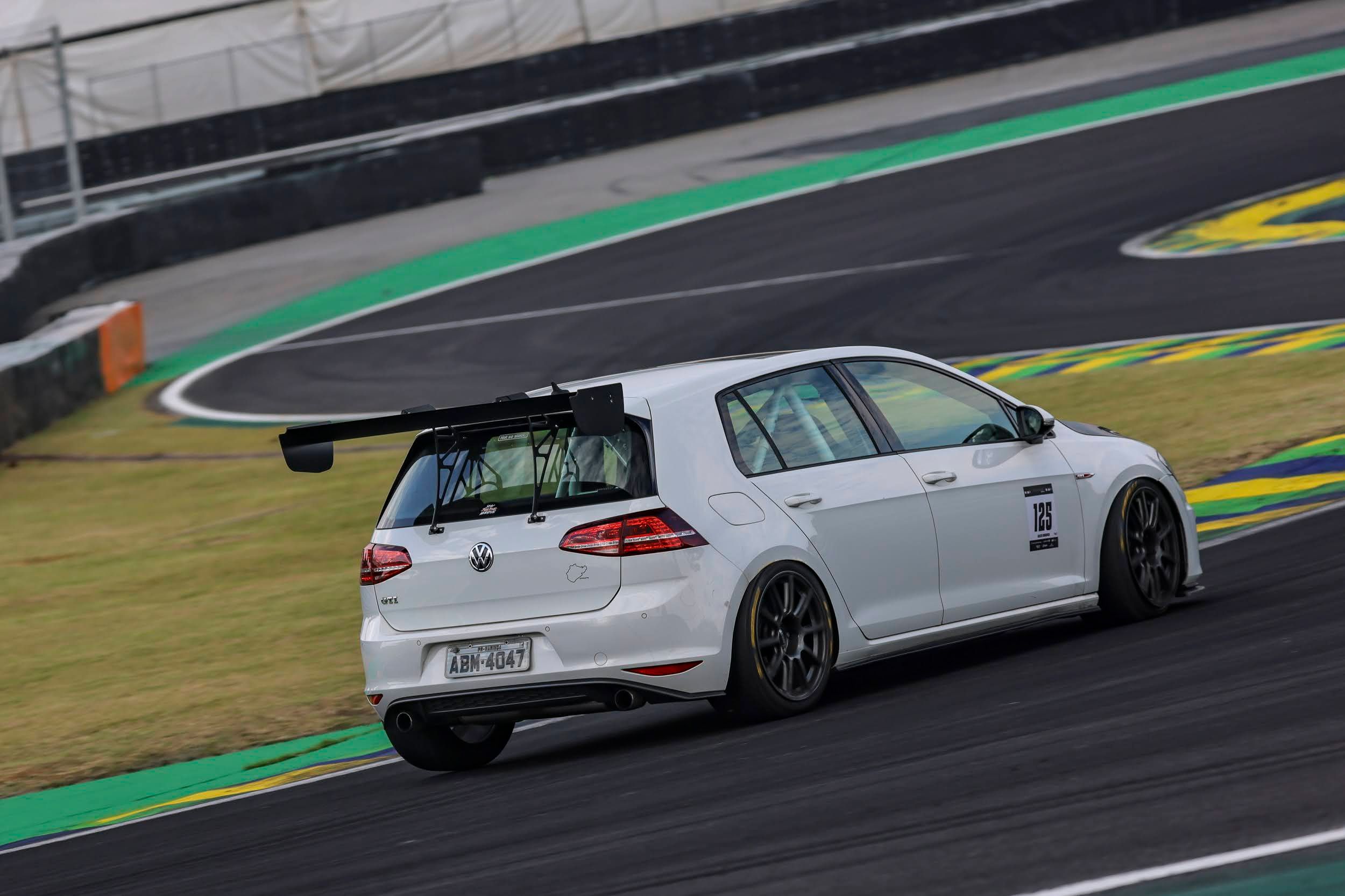 White VW MK7 GTI with 18" SM-10 Apex wheels in Anthracite