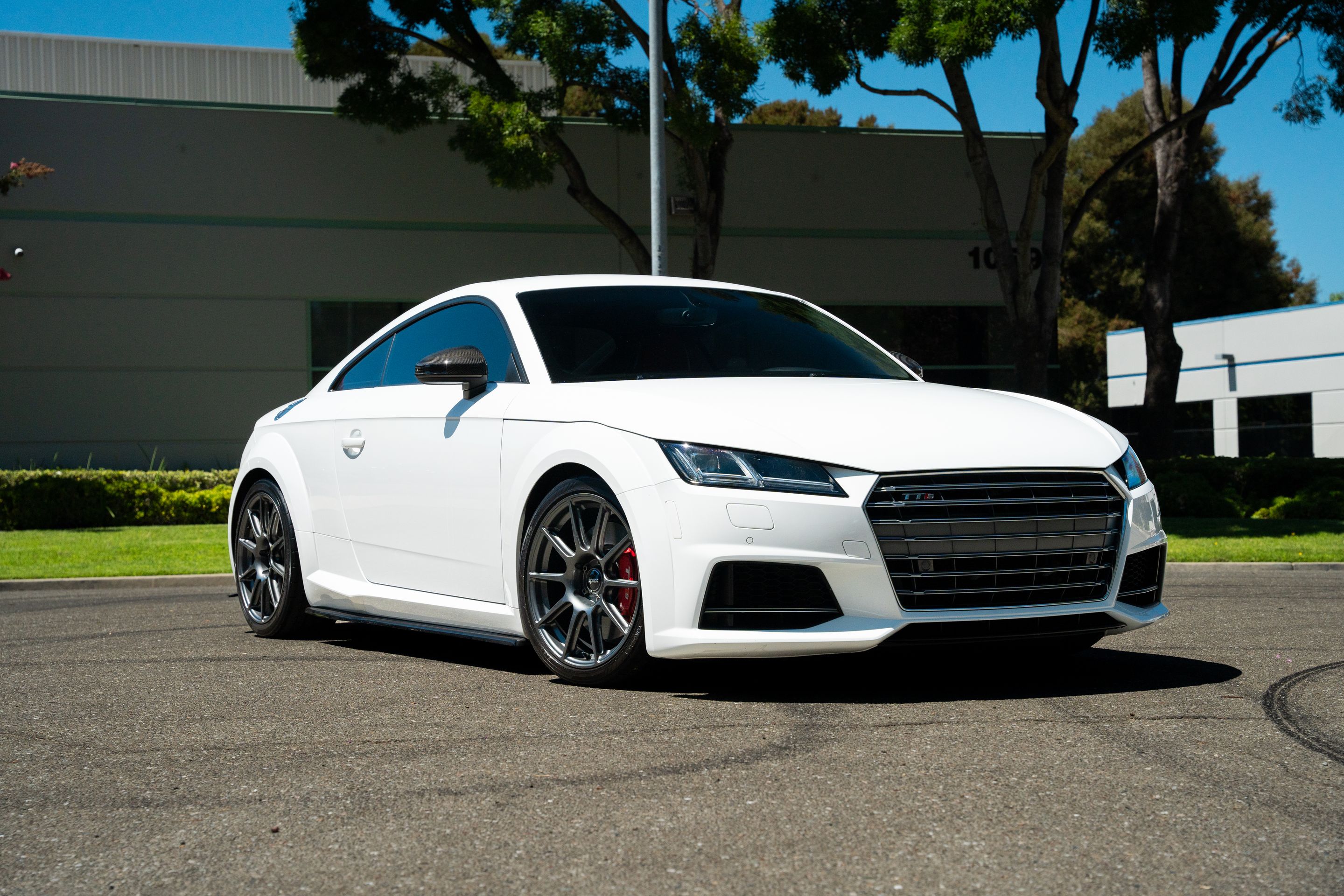 White Audi 8S TTS with 18" SM-10 Apex wheels in Anthracite