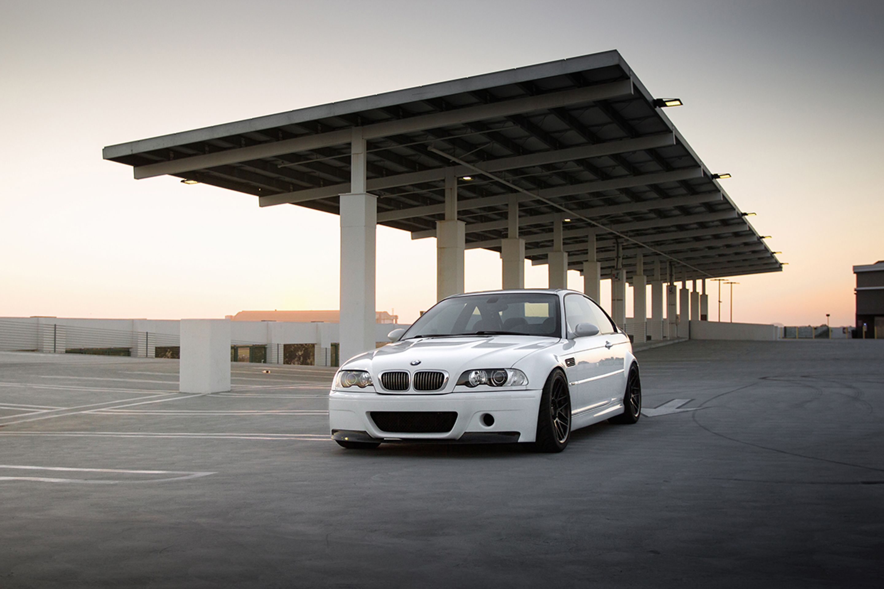 White BMW E46 M3 with 18" ARC-8 Apex wheels in Anthracite