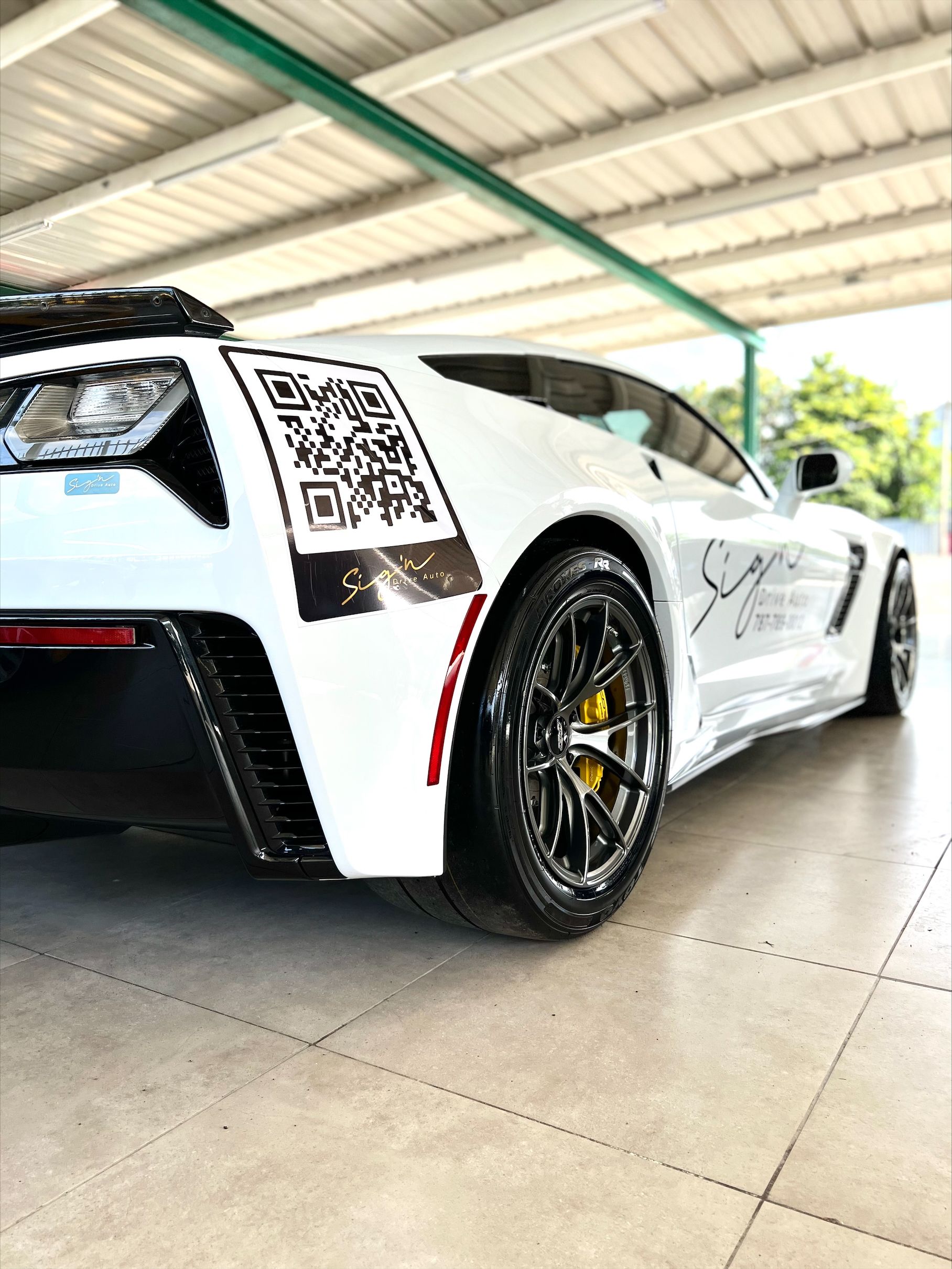 White Chevrolet C7 Corvette Z06 with 18" VS-5RS Apex wheels in Anthracite