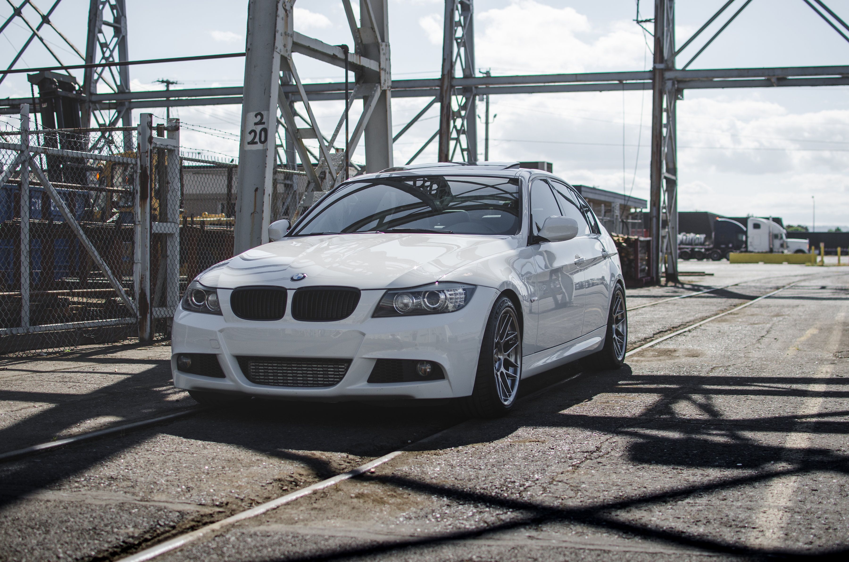 BMW E90 LCI Sedan 3 Series with 18