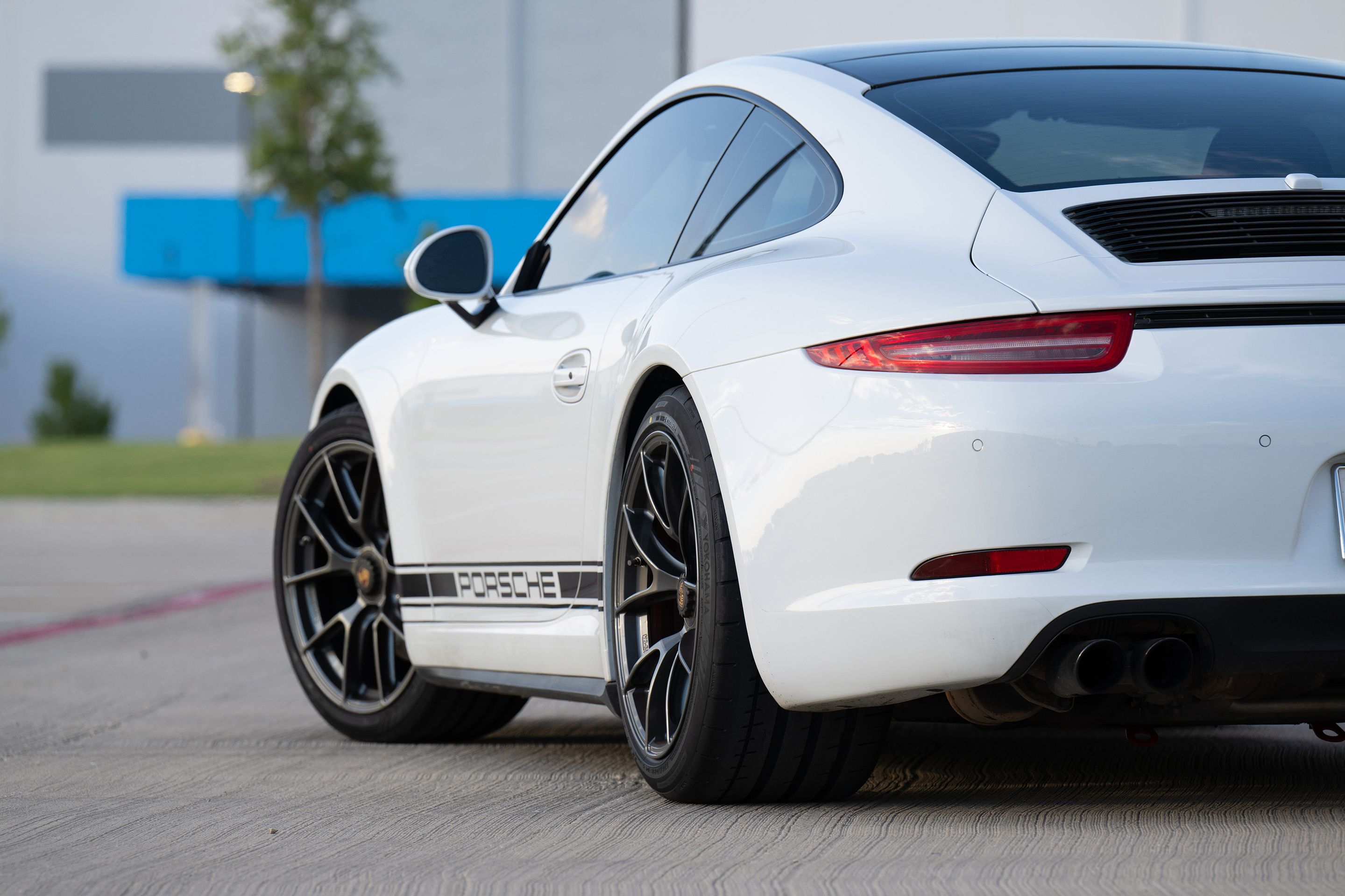 White Porsche 911 991.1 Carrera GTS with 19" VS-5RS Apex wheels in Anthracite