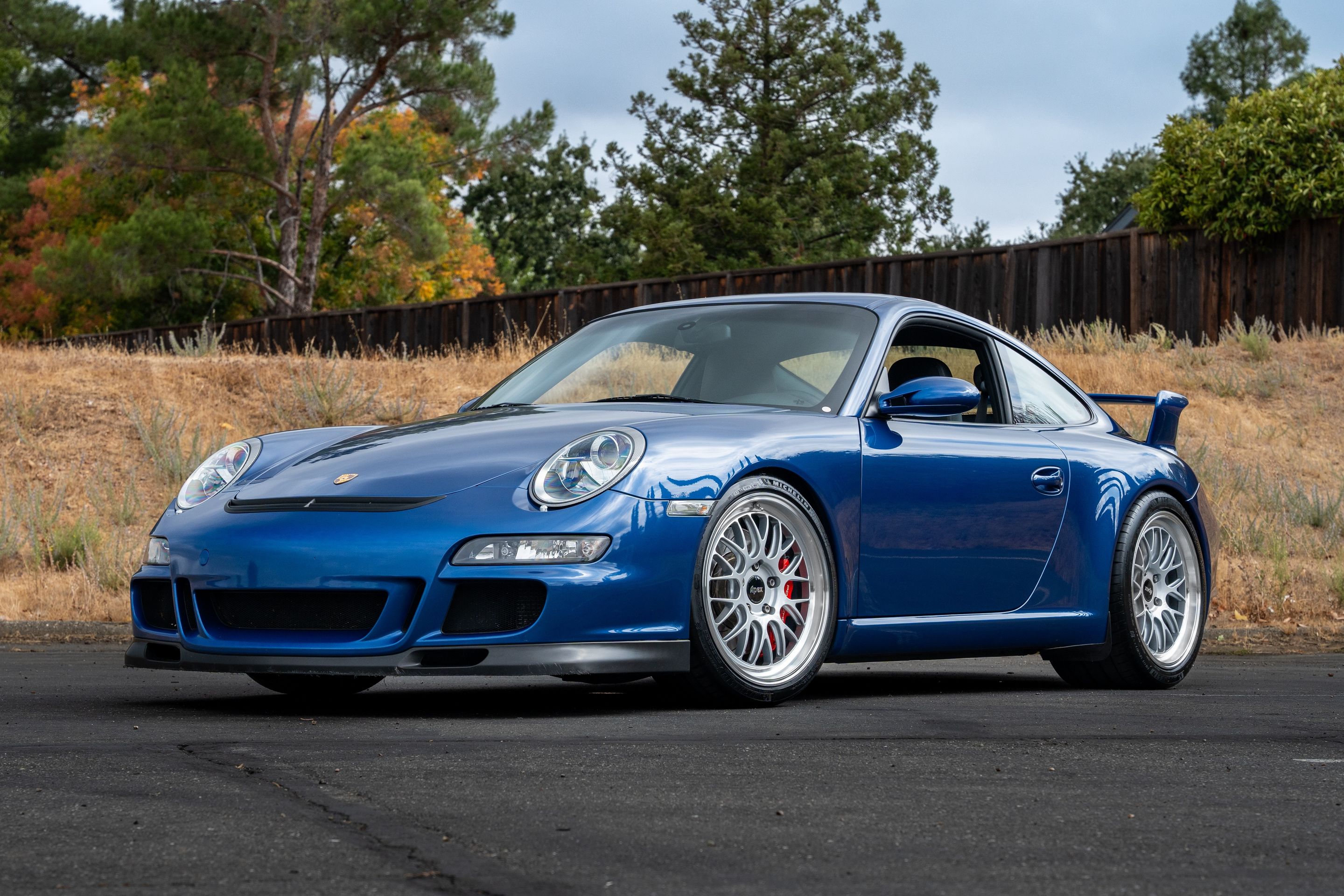 Blue Porsche 911 997 GT3 with 19" ML-10RT Apex wheels in Machined Lip Race Silver