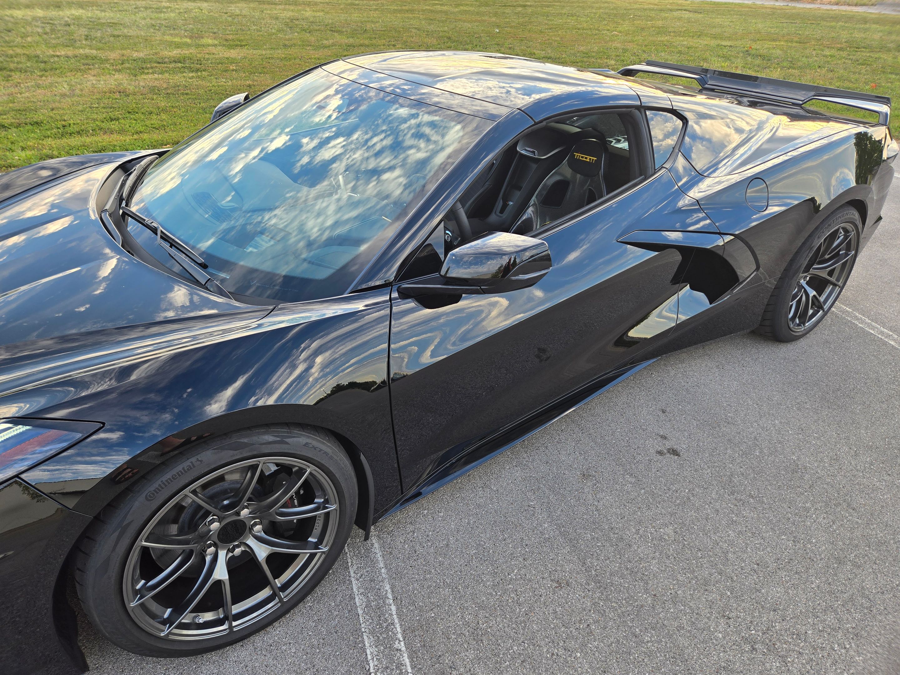 Black Chevrolet C8 Corvette Stingray/Z51 with 18"/19" VS-5RS Apex wheels in Anthracite