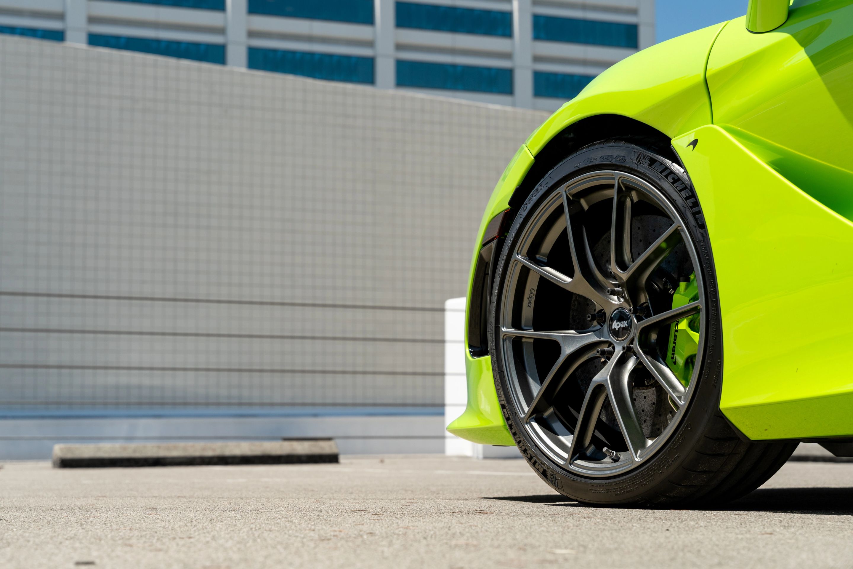 Green McLaren 750S with 19"/20" VS-5RS Apex wheels in Anthracite