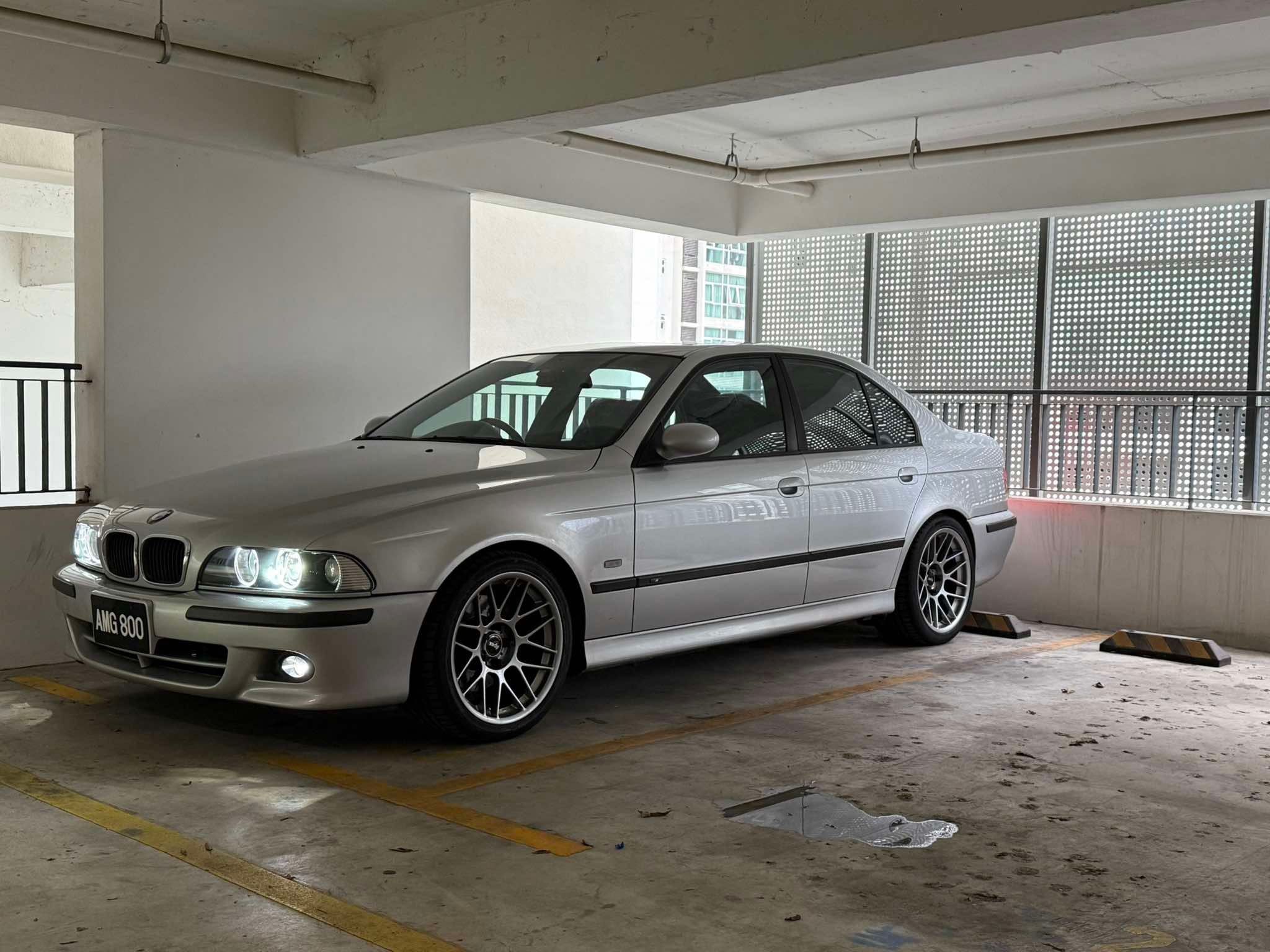 Silver BMW E39 M5 with 18" ARC-8 Apex wheels in Hyper Black