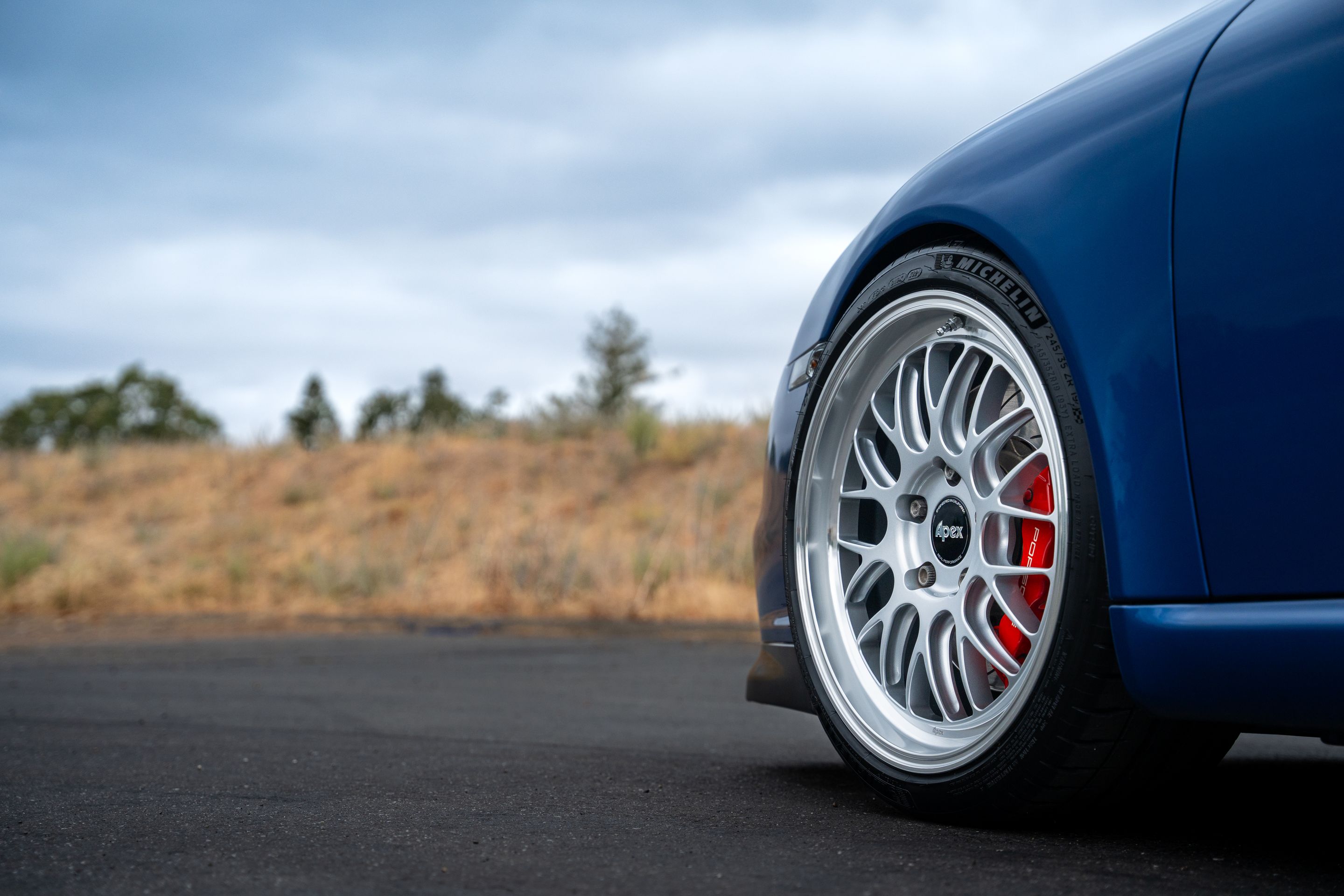 Blue Porsche 911 997 GT3 with 19" ML-10RT Apex wheels in Machined Lip Race Silver