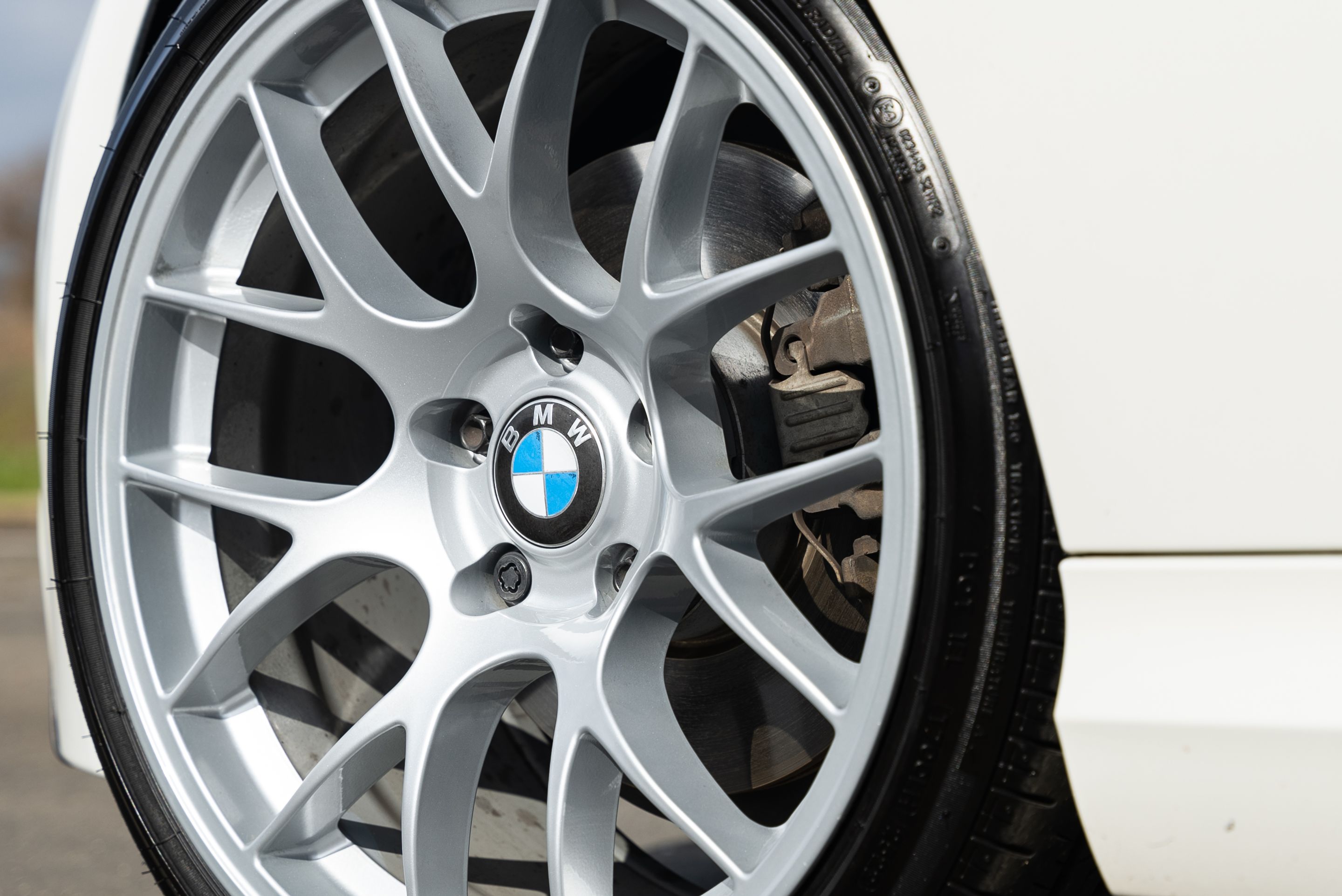 White BMW E91 LCI Wagon 3 Series with 18" EC-7 Apex wheels in Race Silver