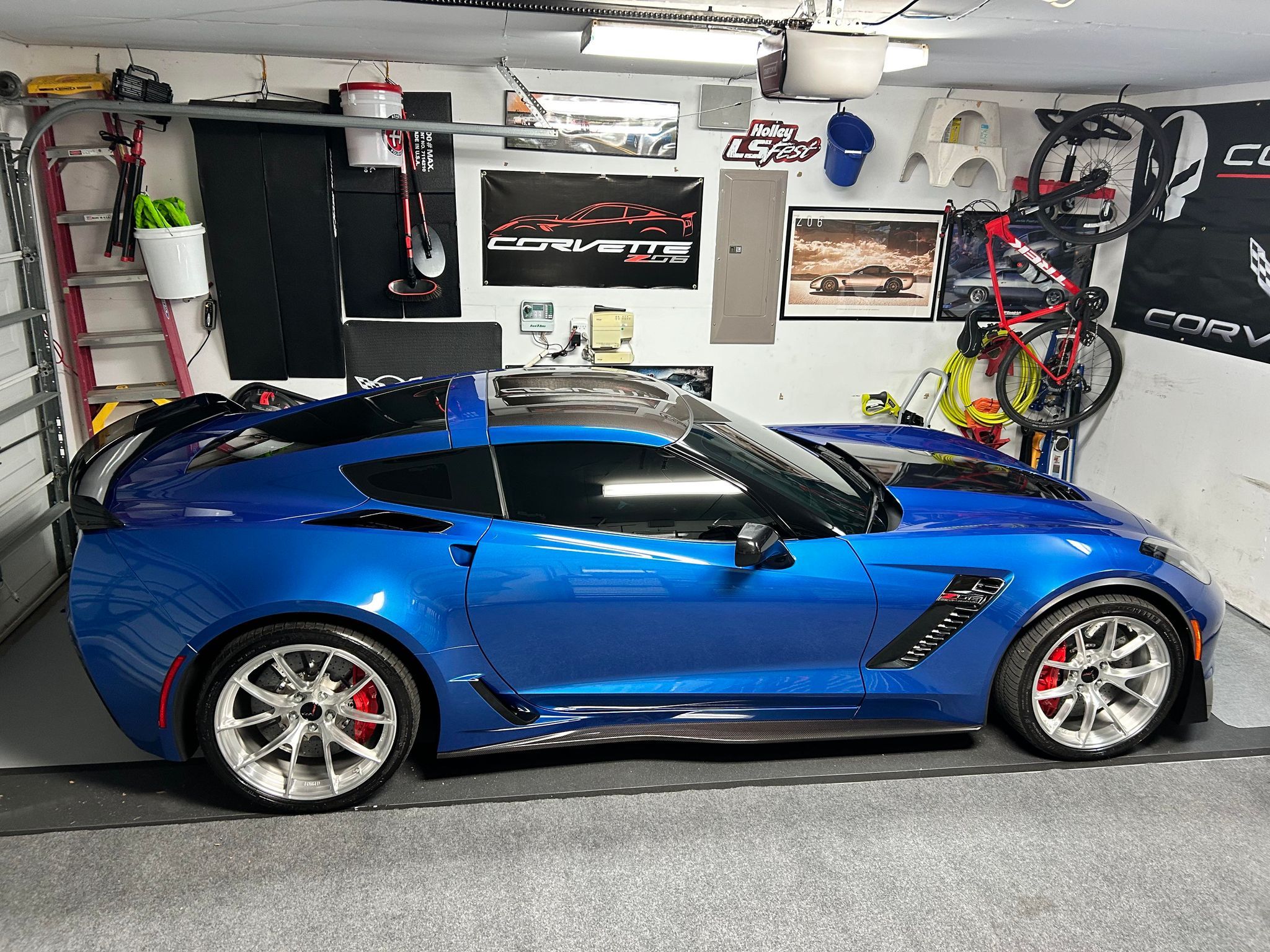 Blue Chevrolet C7 Corvette Z06 with 19"/20" VS-5RS Apex wheels in Brushed Clear