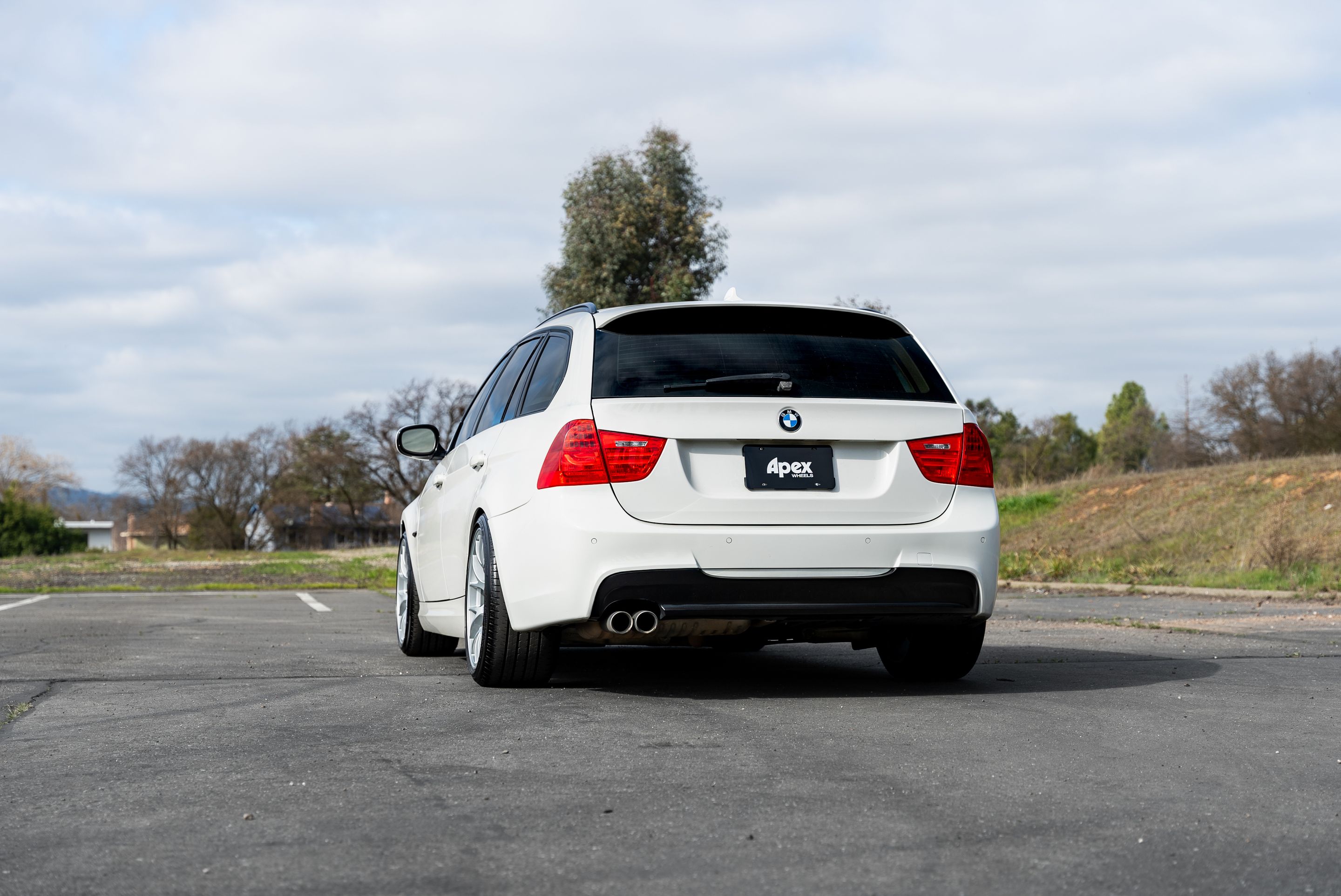 White BMW E91 LCI Wagon 3 Series with 18" EC-7 Apex wheels in Race Silver