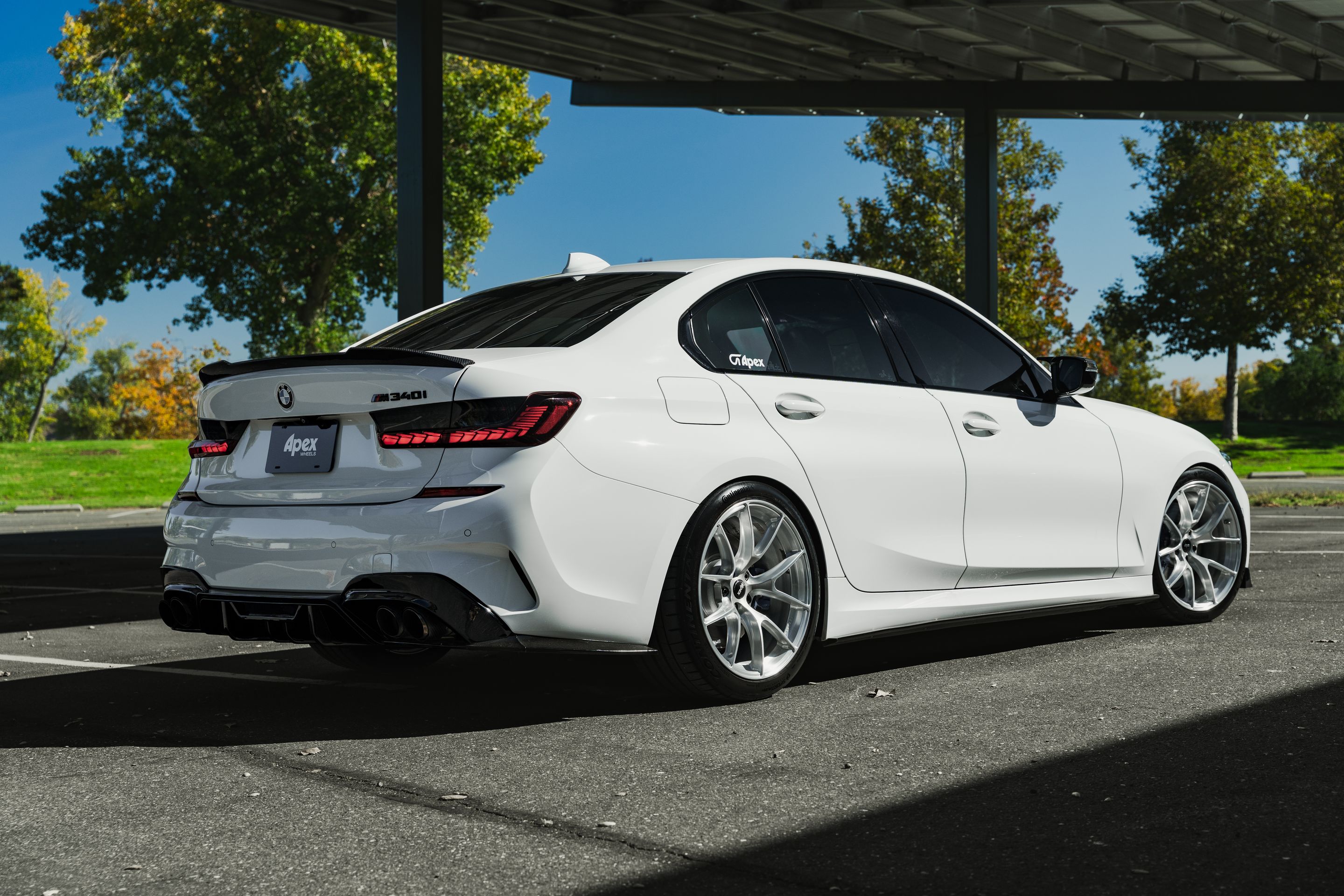 White BMW G20 Sedan 3 Series with 19" VS-5RS Apex wheels in Brushed Clear