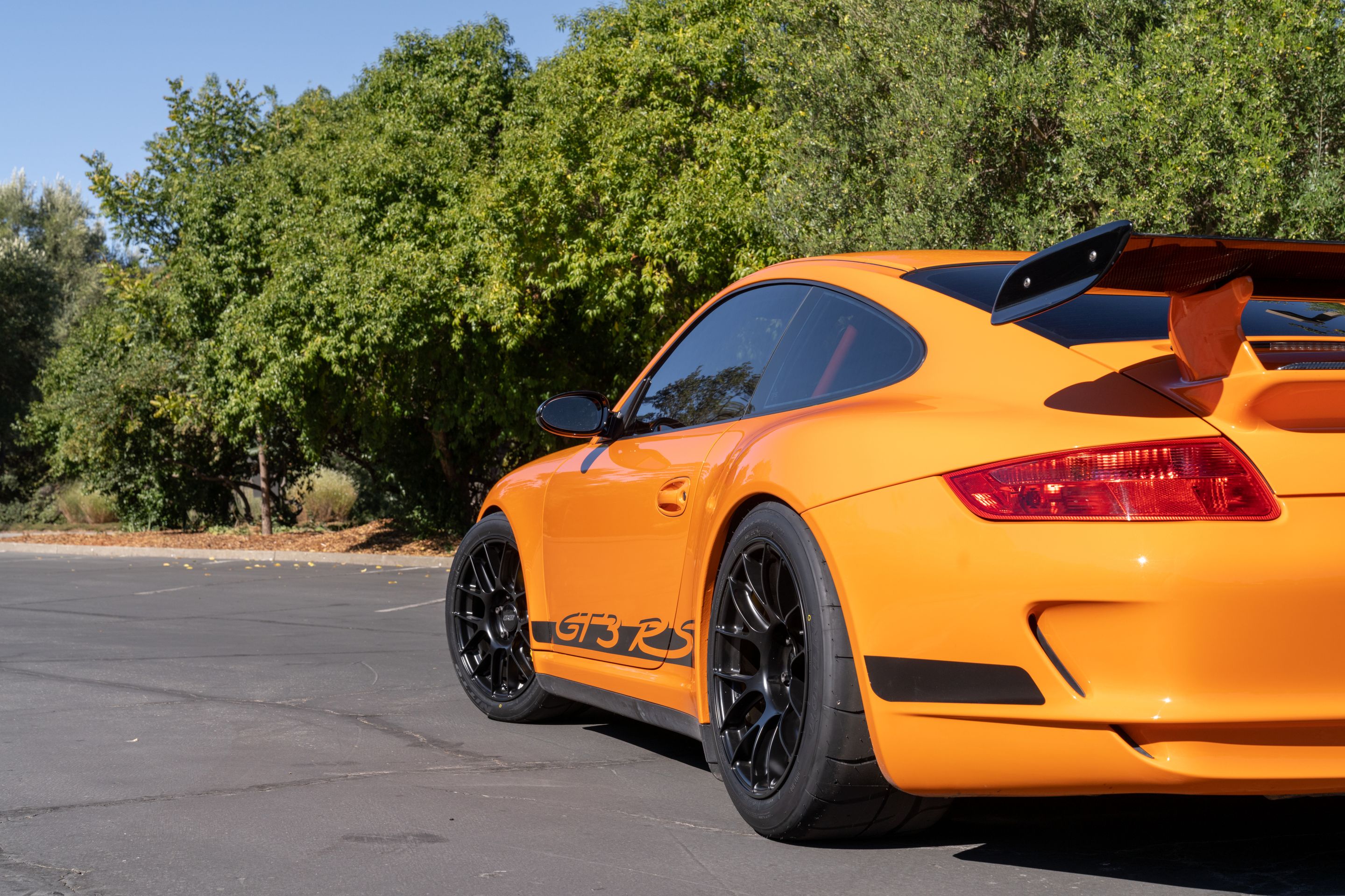 Orange Porsche 911 997 GT3 RS with 18" EC-7RS Apex wheels in Satin Black