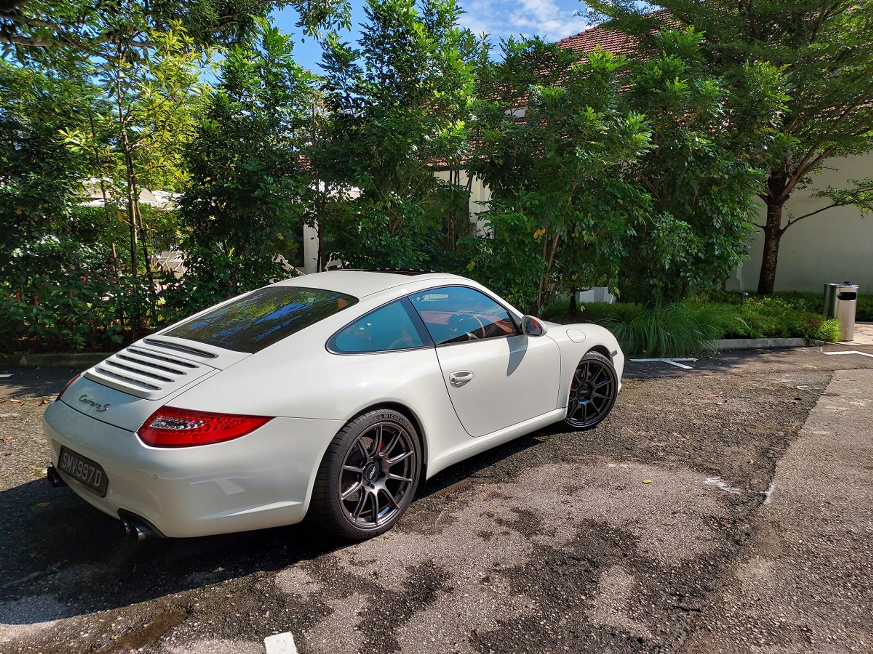 White Porsche 911 997 Carrera S with 19" SM-10 Apex wheels in Anthracite