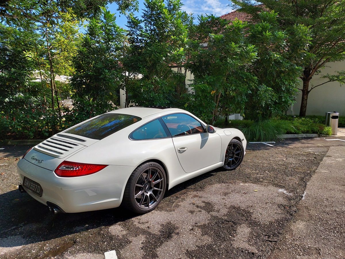 White Porsche 911 997 Carrera S with 19" SM-10 Apex wheels in Anthracite