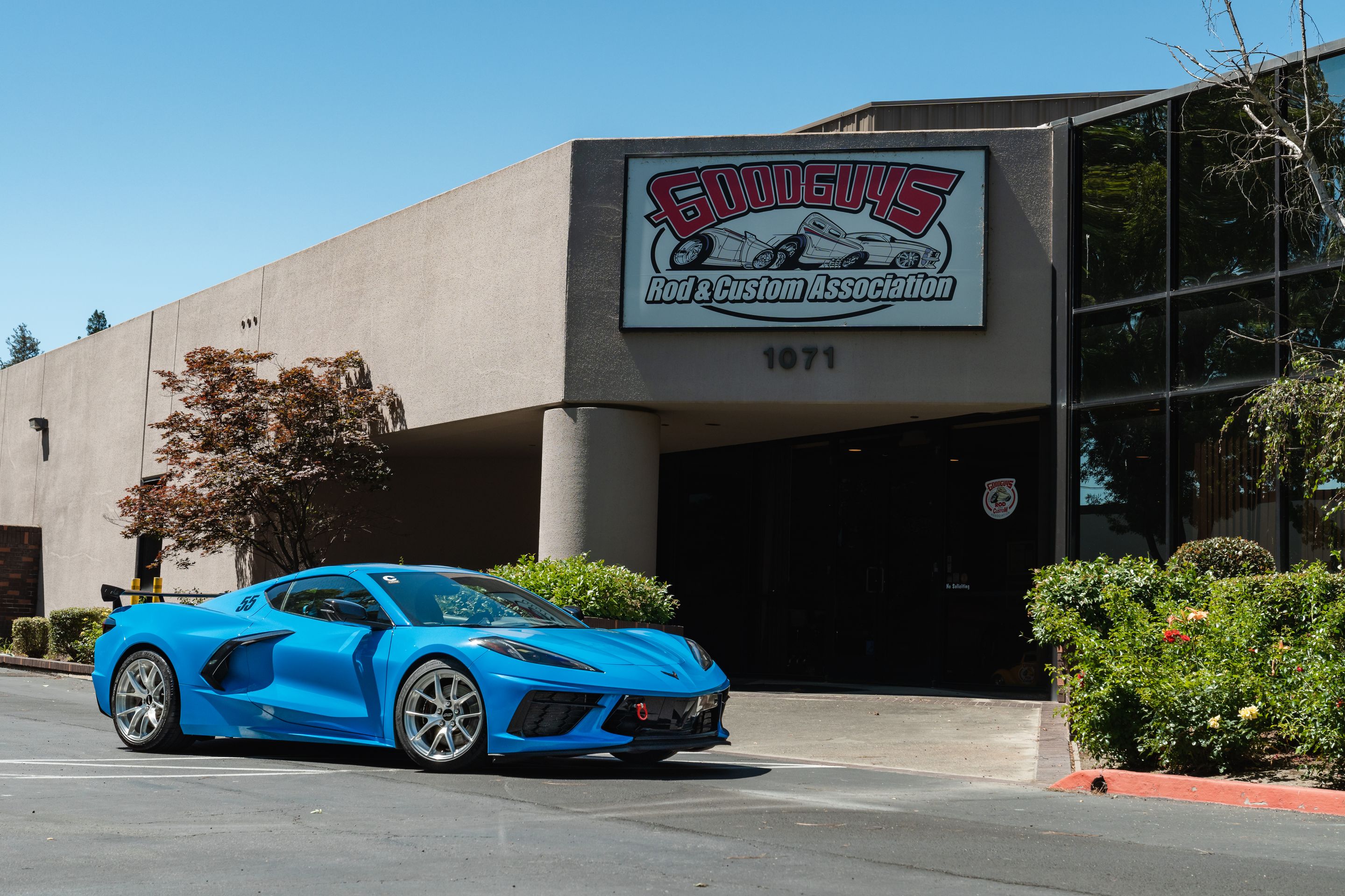 Blue Chevrolet C8 Corvette Stingray/Z51 with 18"/19" VS-5RS Apex wheels in Brushed Clear