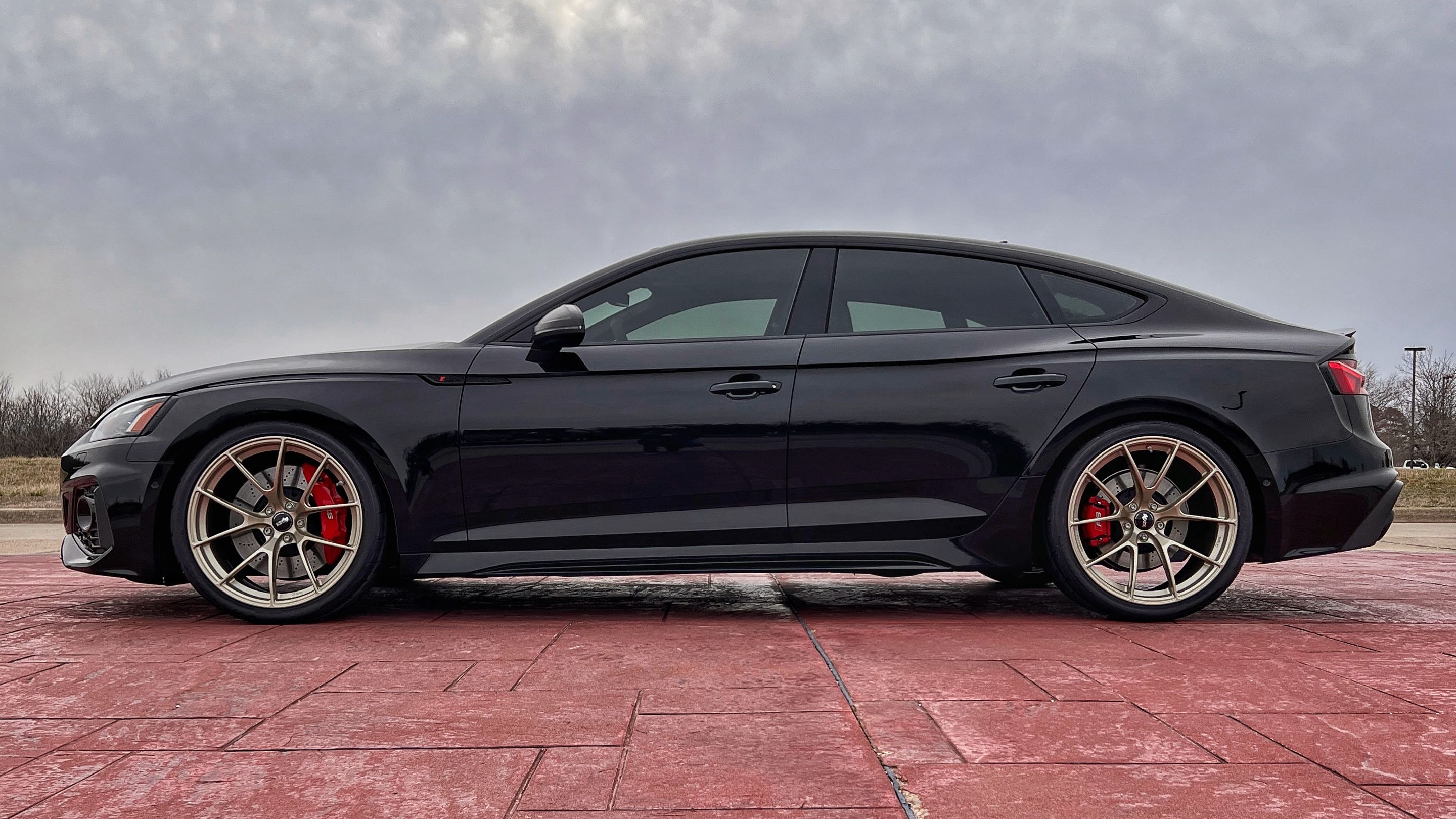 Black Audi B9 RS 5 Sportback with 20" VS-5RS Apex wheels in Motorsport Gold