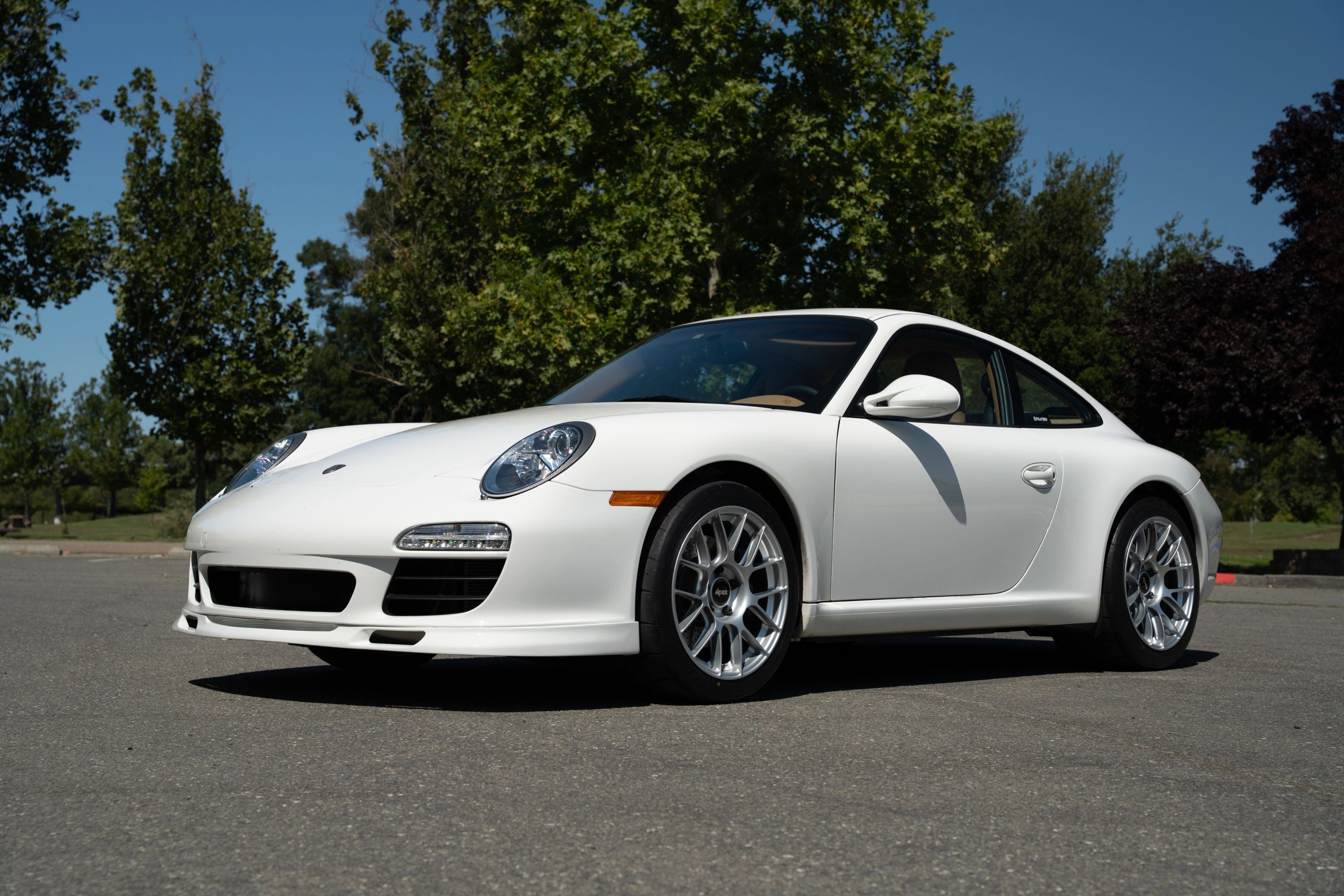 White Porsche 911 997 Carrera with 18" EC-7RS Apex wheels in Race Silver