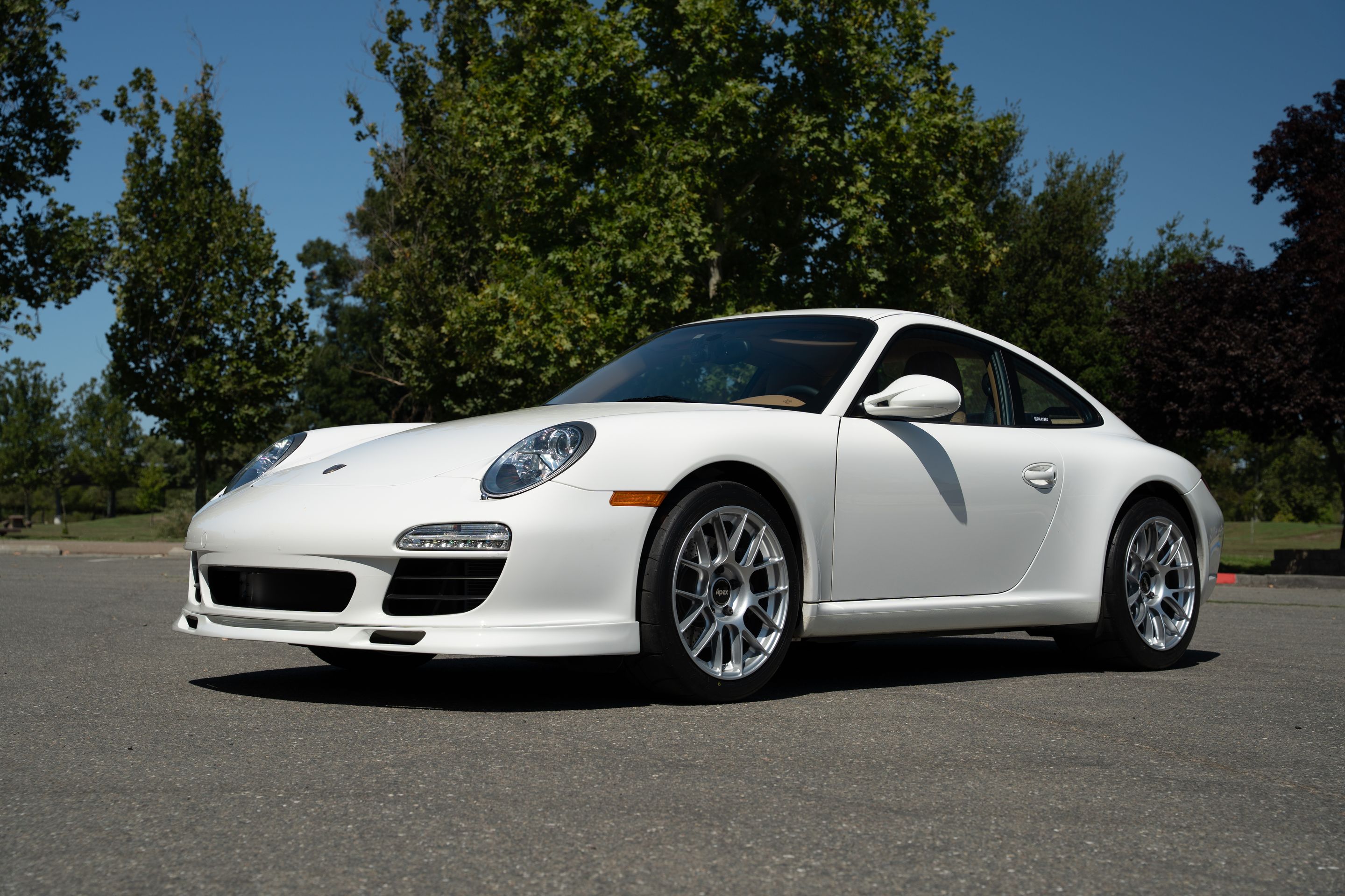 White Porsche 911 997 Carrera with 18" EC-7RS Apex wheels in Race Silver