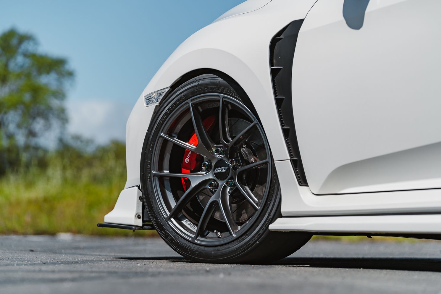 White Honda FK8 Civic Type-R with 18" VS-5RS Apex wheels in Anthracite