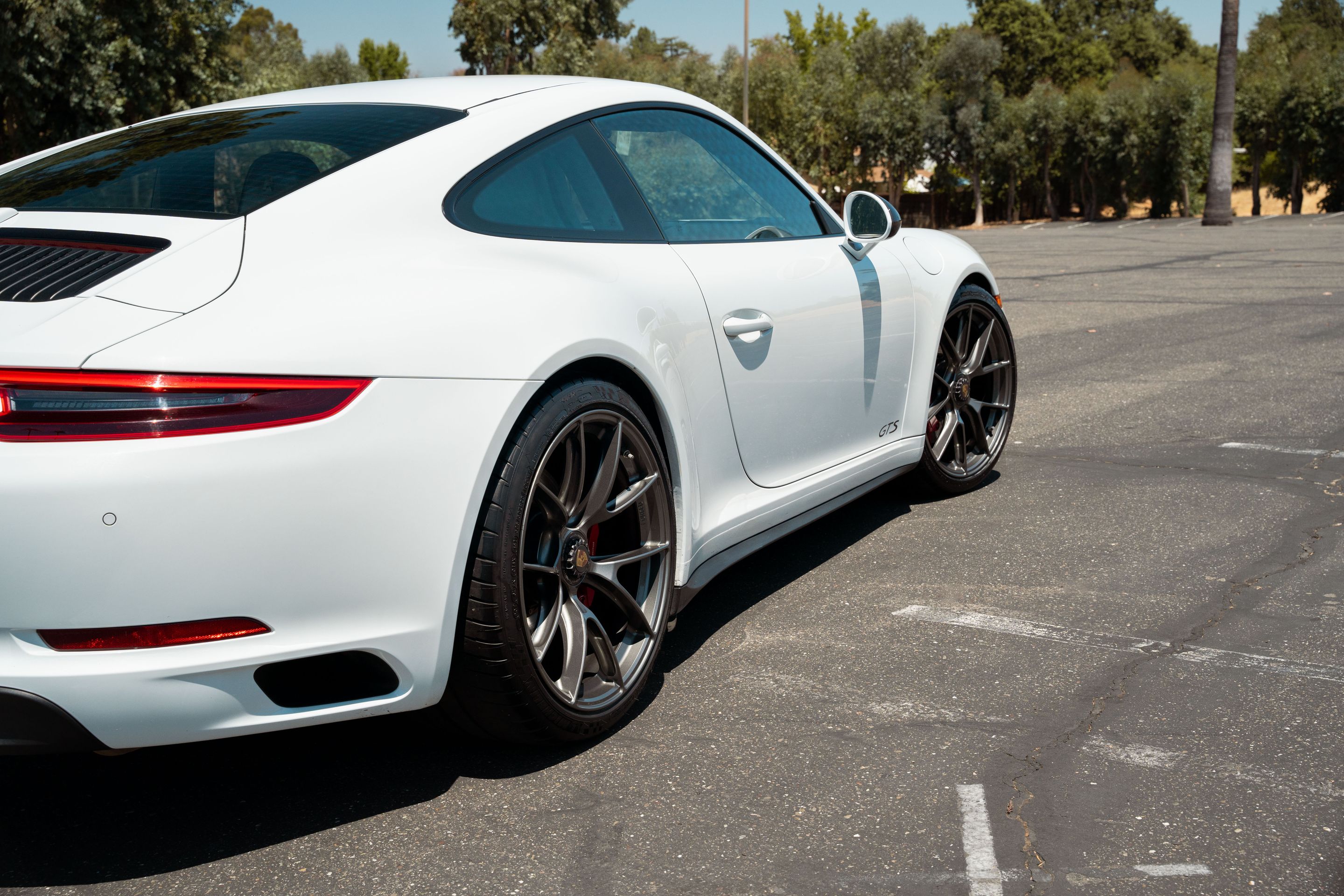 White Porsche 911 991.2 Carrera GTS with 20" VS-5RS Apex wheels in Anthracite