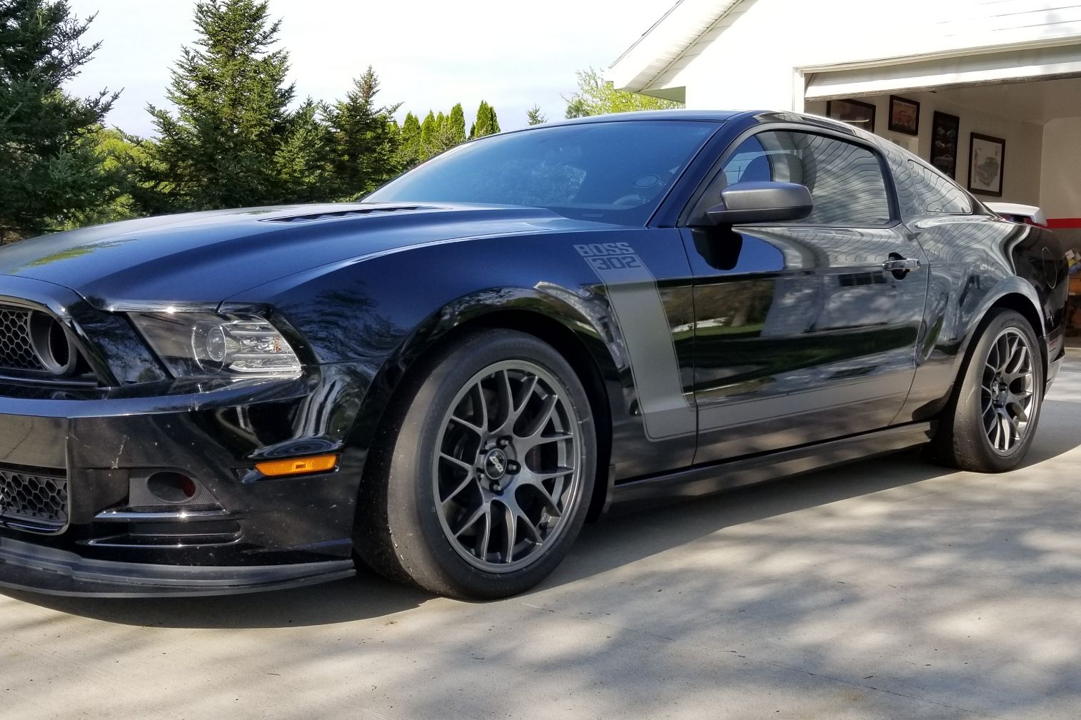 Ford S197 Mustang Boss 302 with 18