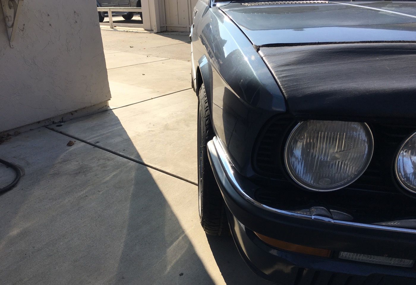 Grey BMW E39 5 Series with 17" ARC-8 Apex wheels in Hyper Silver