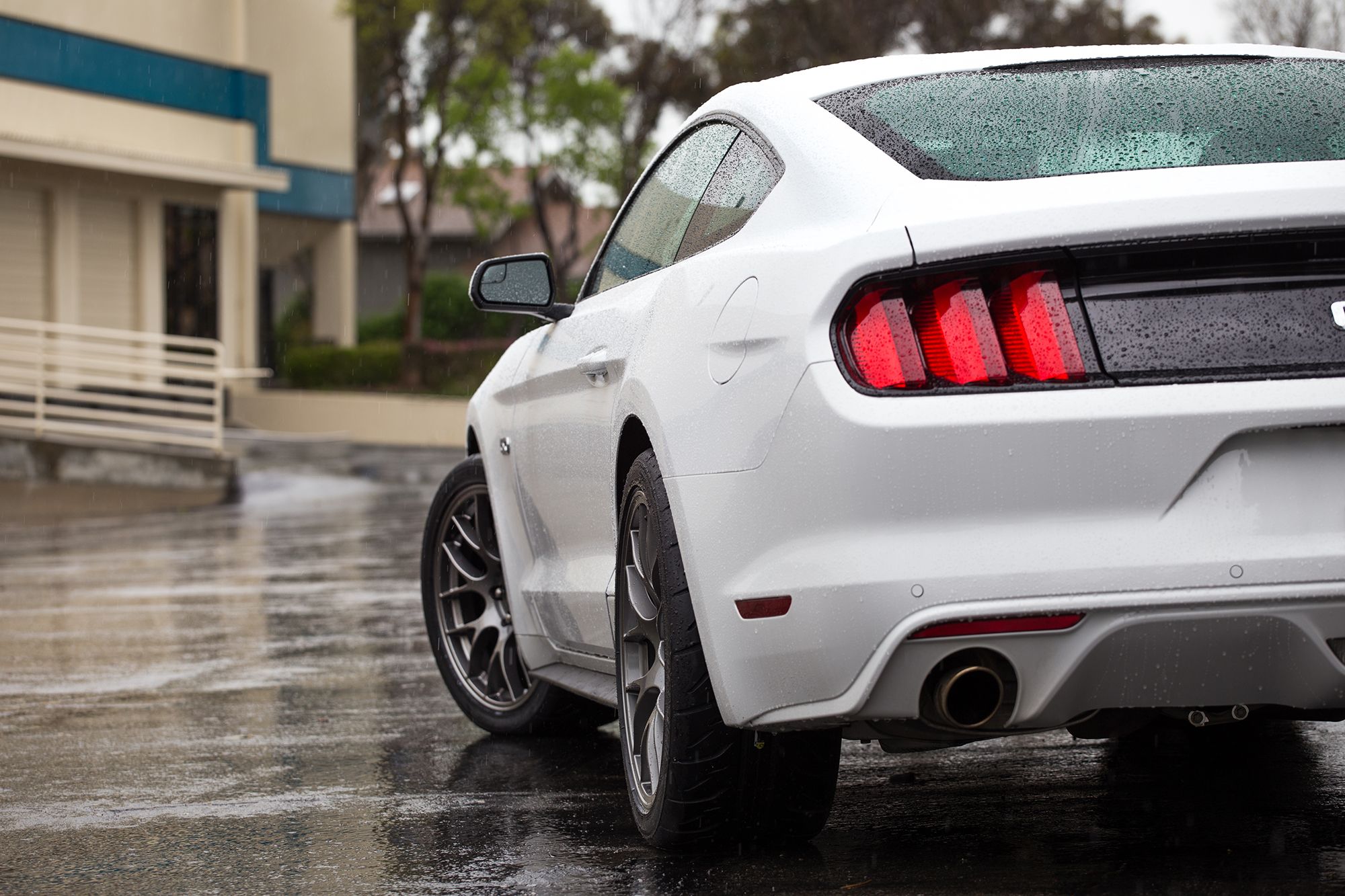 White Ford S550 Mustang GT with 19" EC-7 Apex wheels in Anthracite
