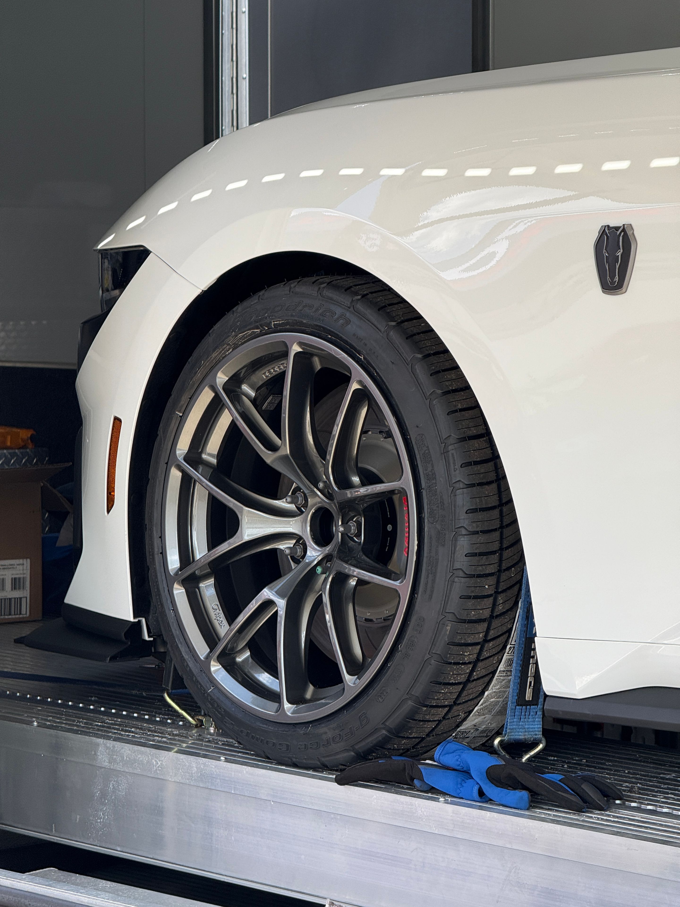 White Ford Performance Mustang Dark Horse R with 18" VS-5RE Apex wheels in Anthracite