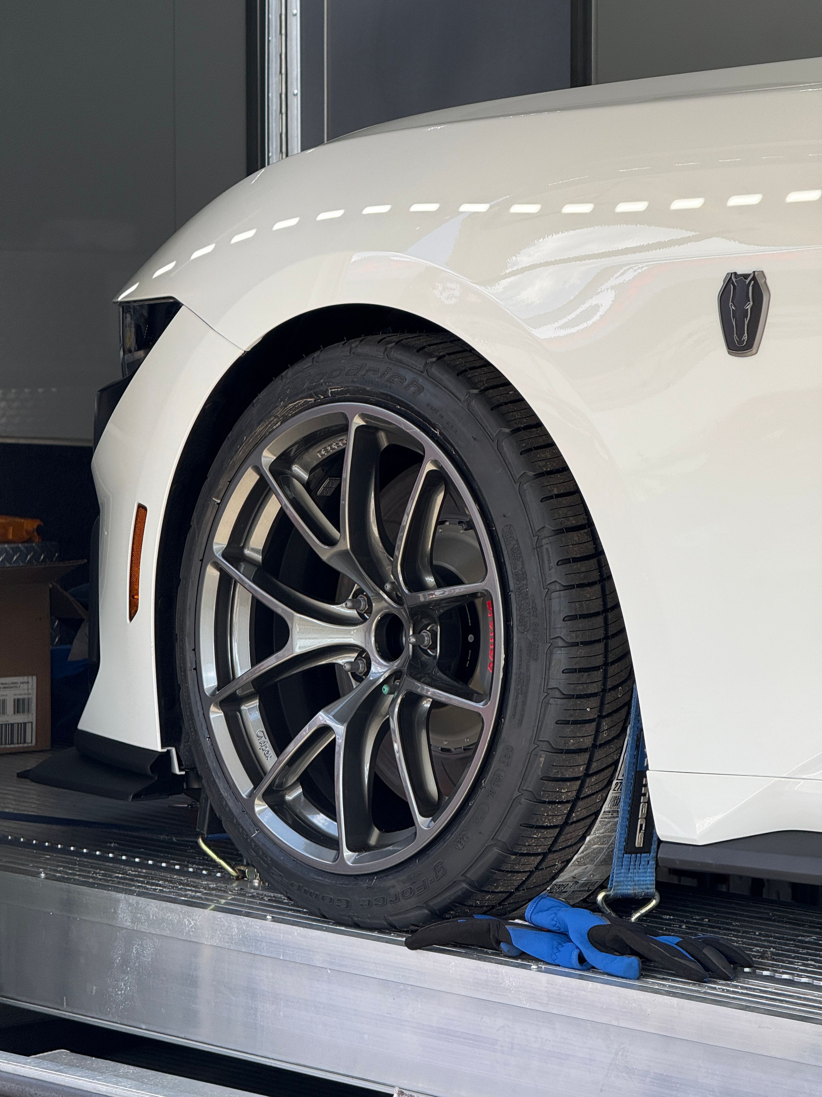 White Ford Performance Mustang Dark Horse R with 18" VS-5RE Apex wheels in Anthracite