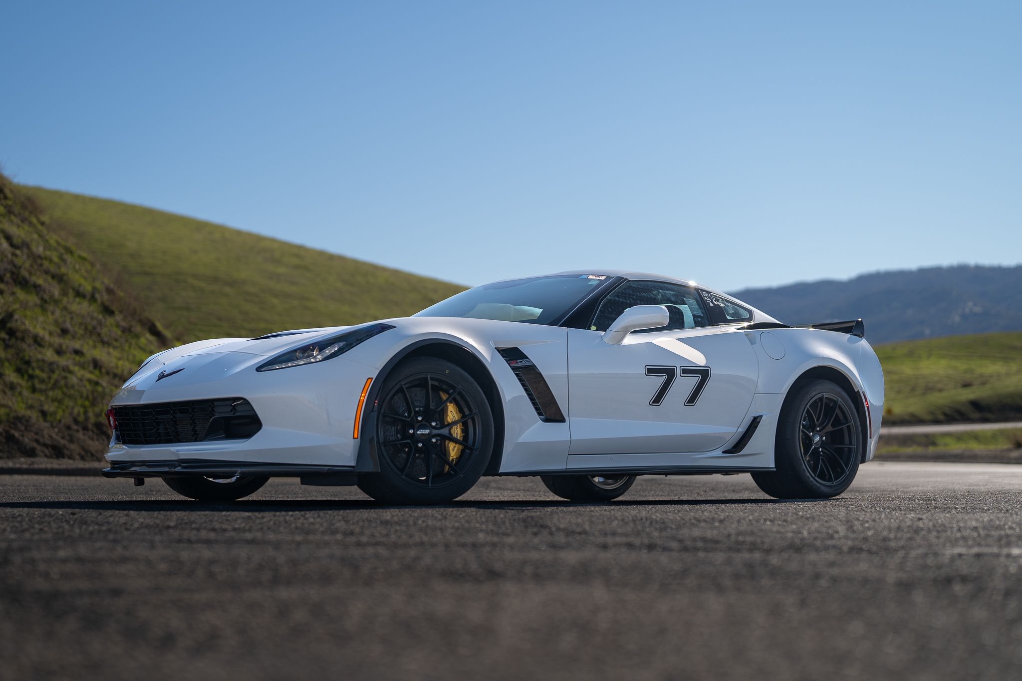 White Chevrolet C7 Corvette Z06 with 18" VS-5RS Apex wheels in Satin Black