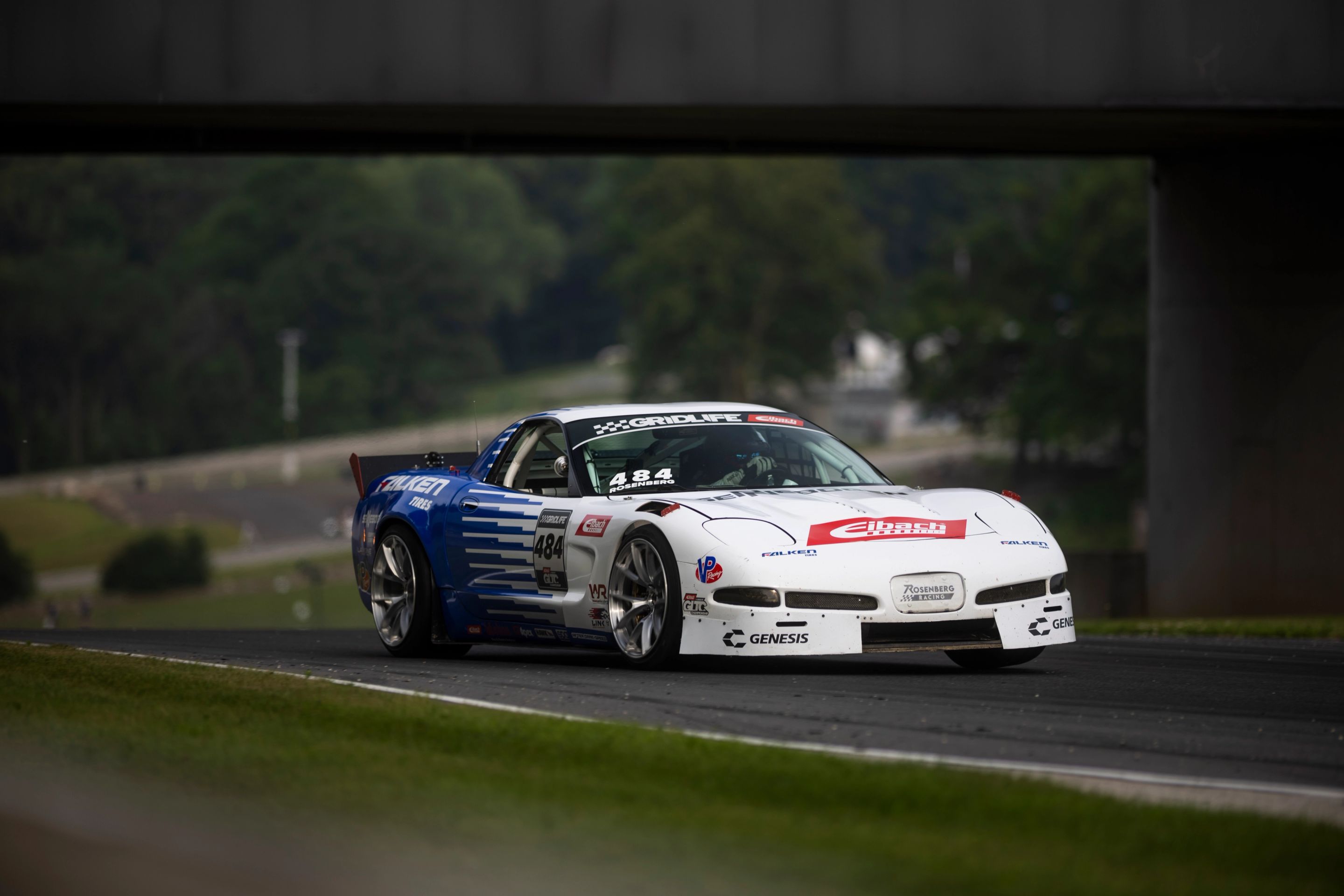 White Chevrolet C5 Corvette Z06 with 19" VS-5RS Apex wheels in Brushed Clear
