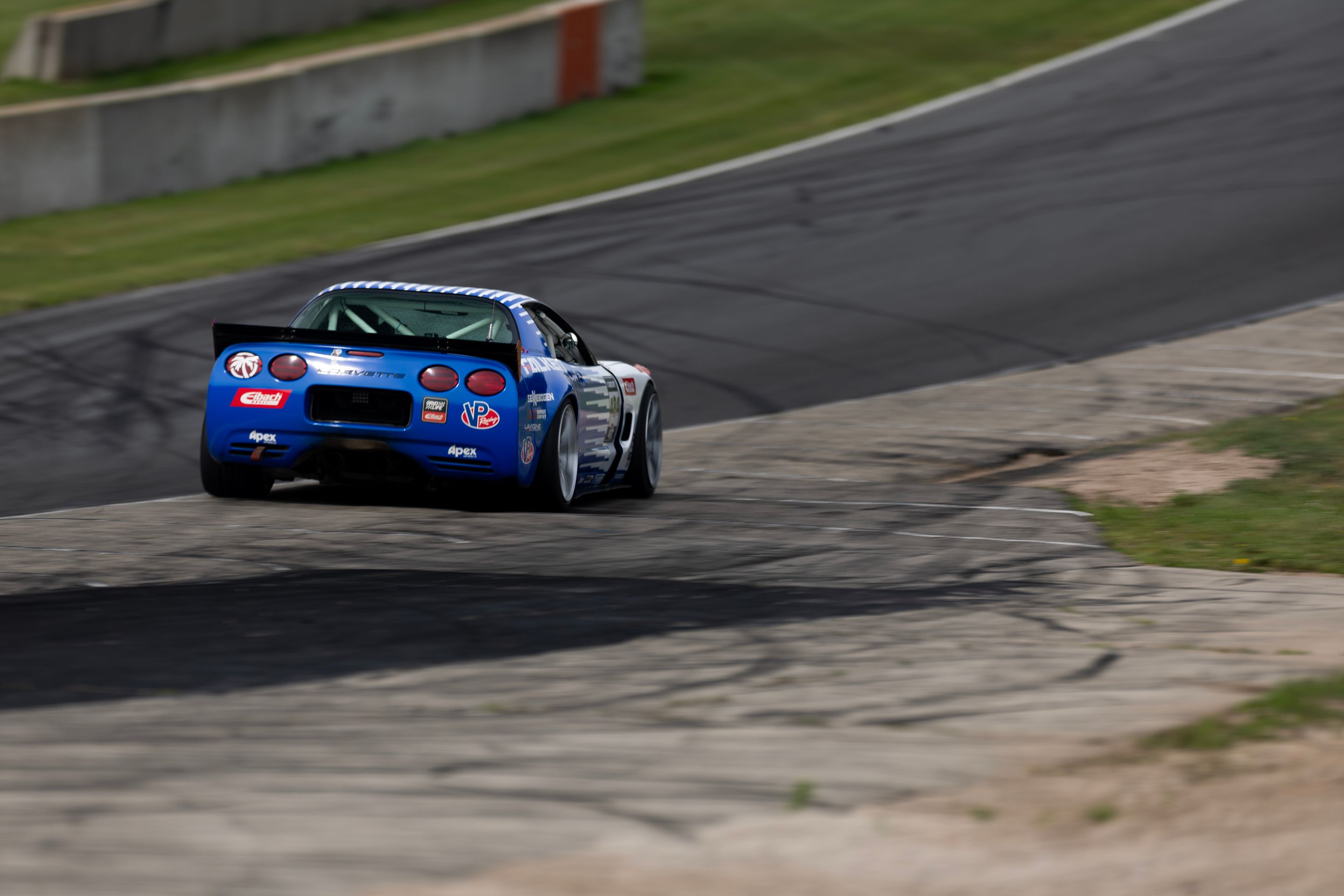 White Chevrolet C5 Corvette Z06 with 19" VS-5RS Apex wheels in Brushed Clear