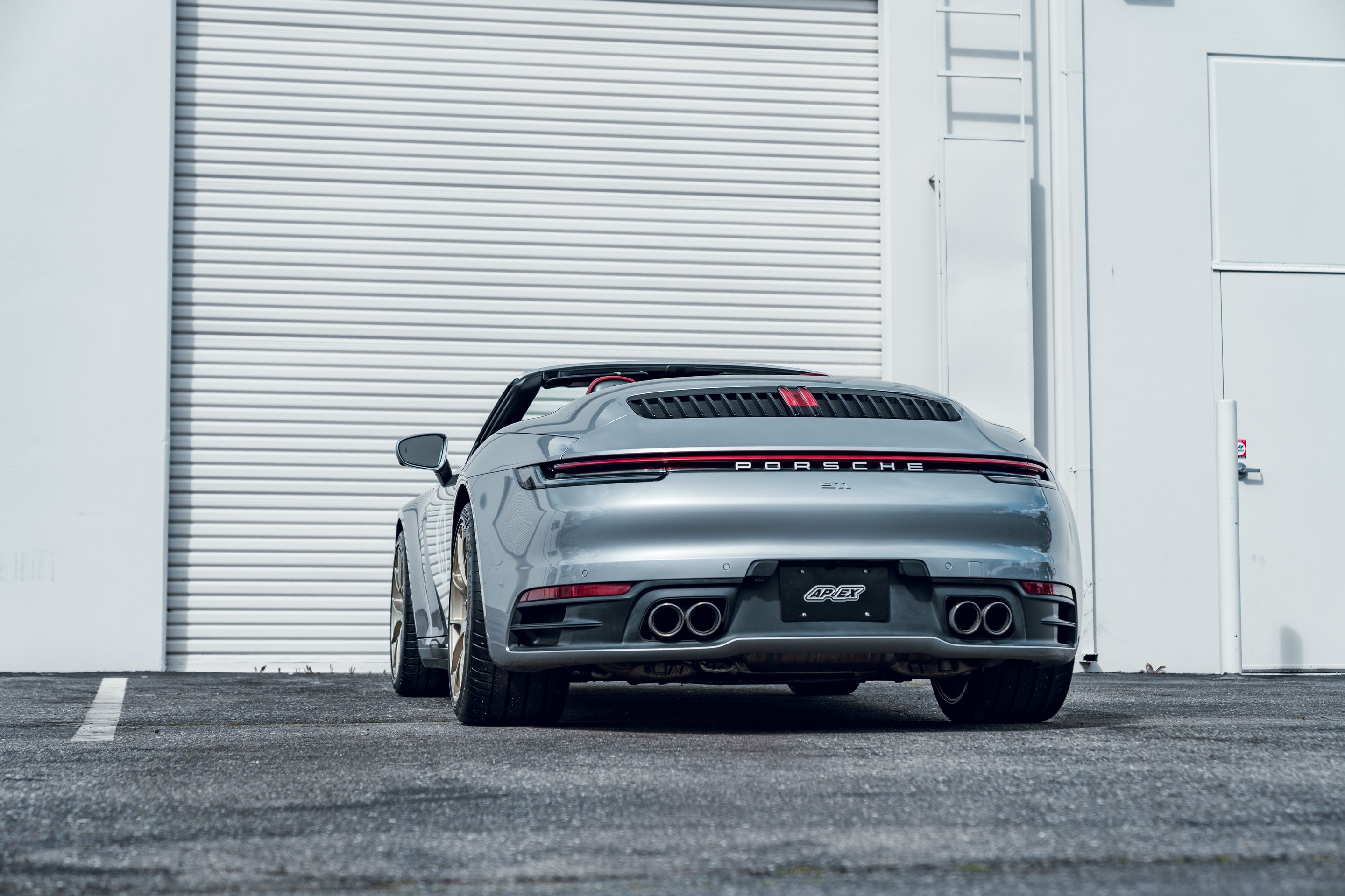 Silver Porsche 911 992.1 Carrera S with 19"/20" VS-5RS Apex wheels in Motorsport Gold