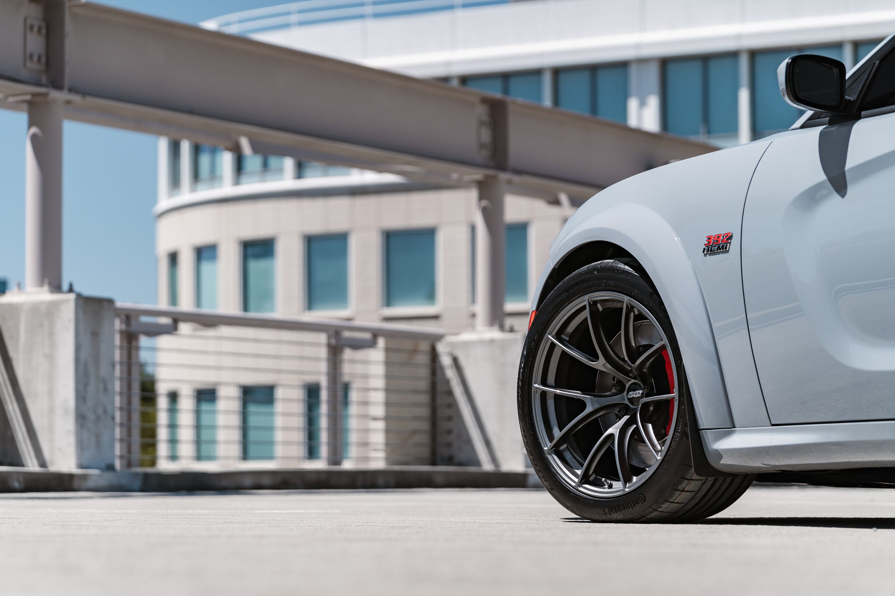 Grey Dodge Charger Scat Pack Widebody with 20" VS-5RS Apex wheels in Anthracite